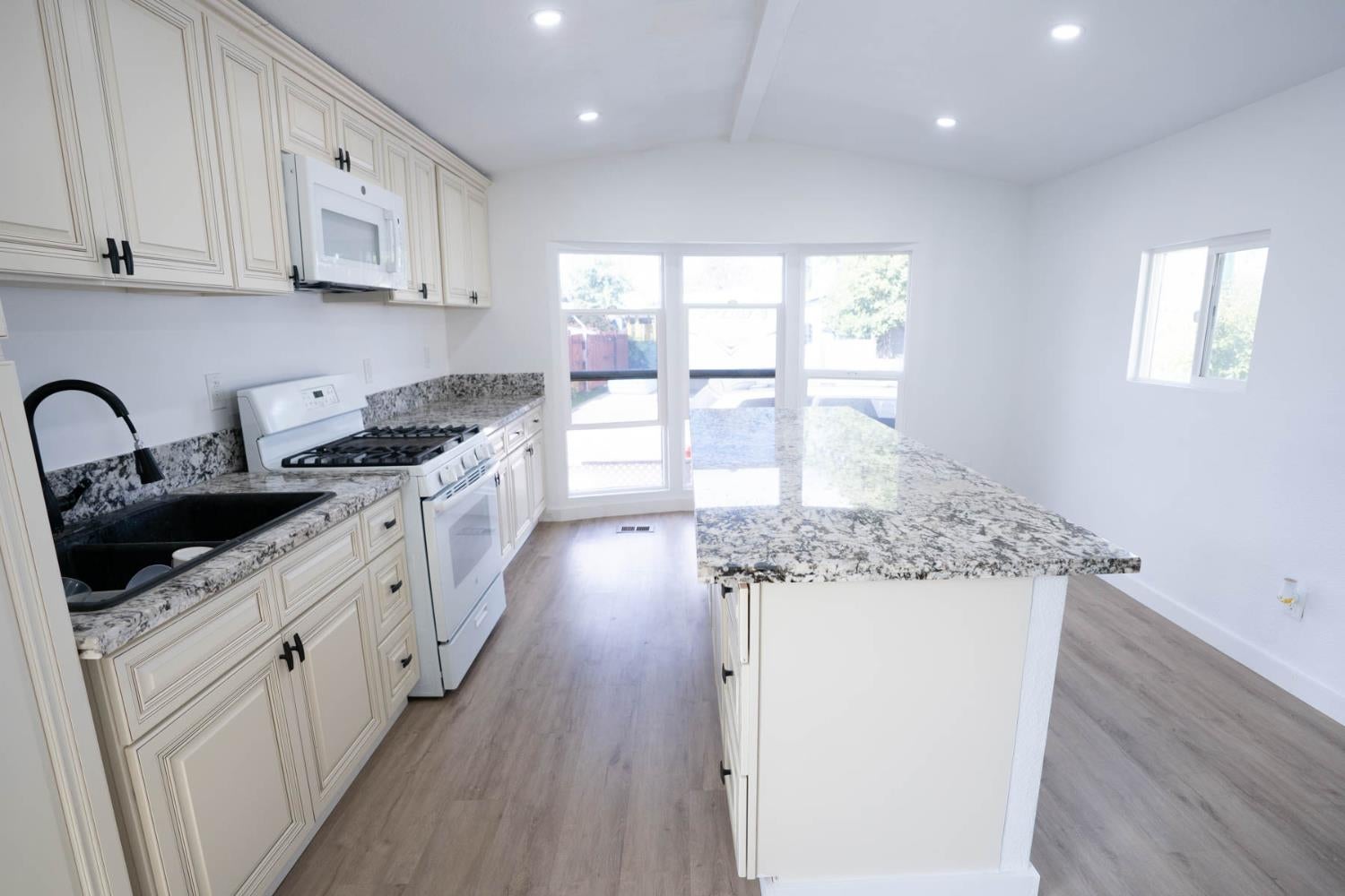 3526 Mobile Way — photo