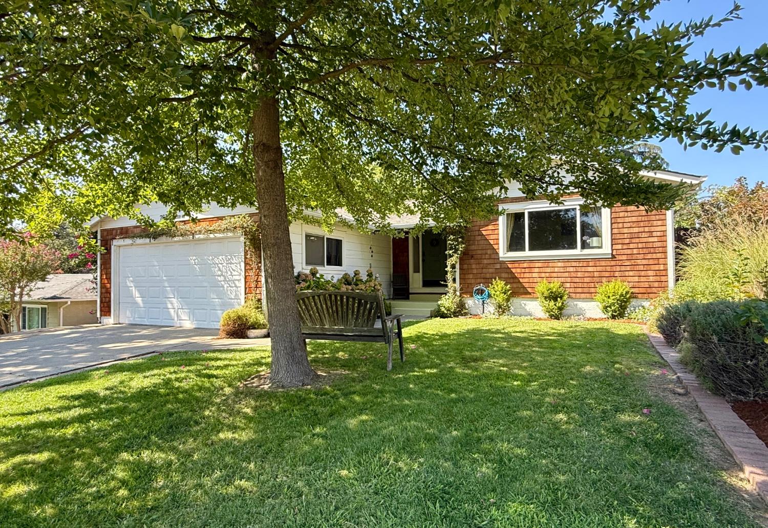 7633 Heather Road — photo