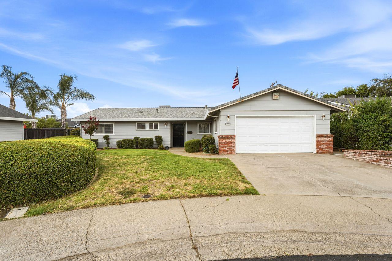 1007 Azure Court — photo