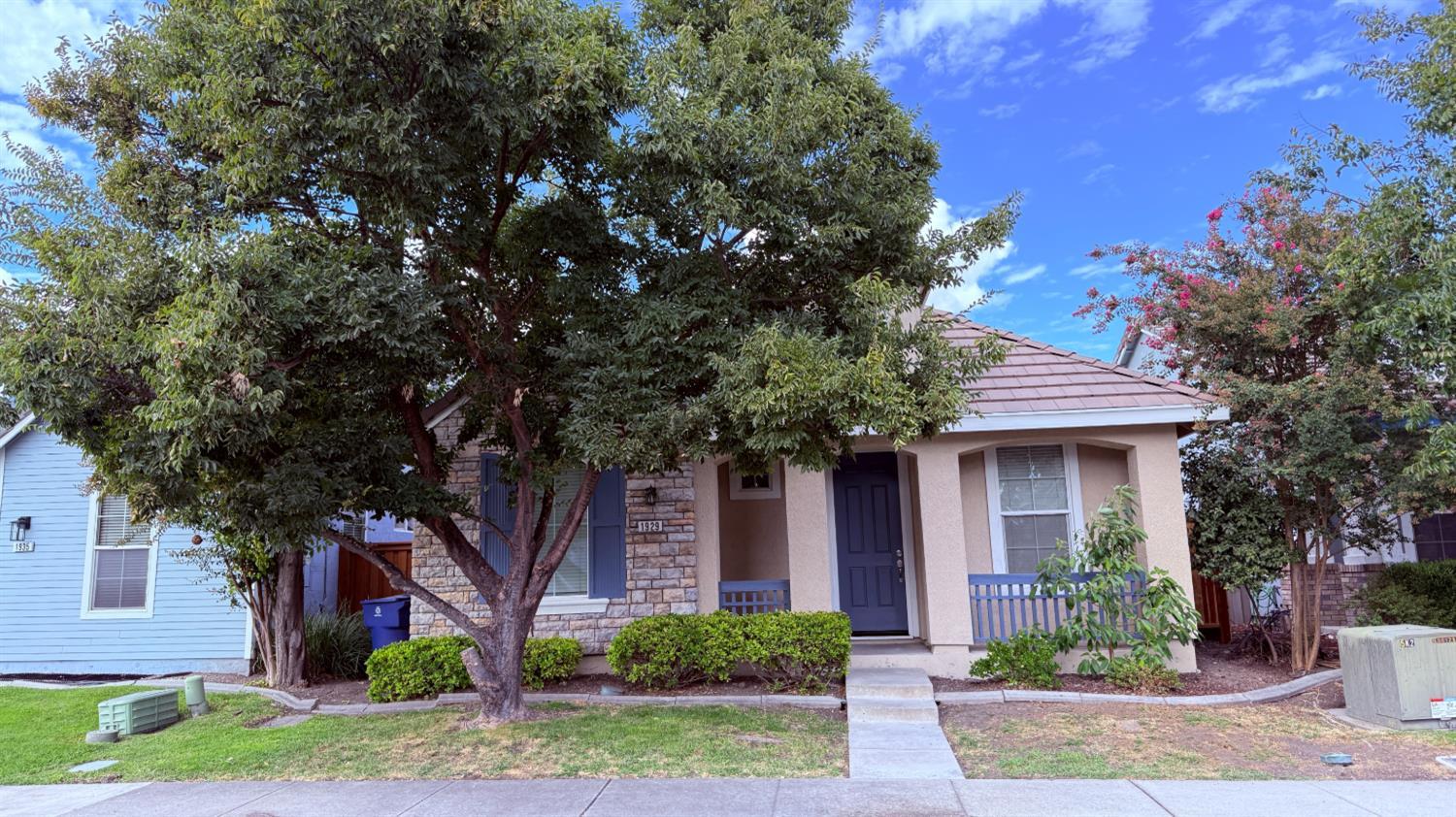 1929 Acari Avenue — photo