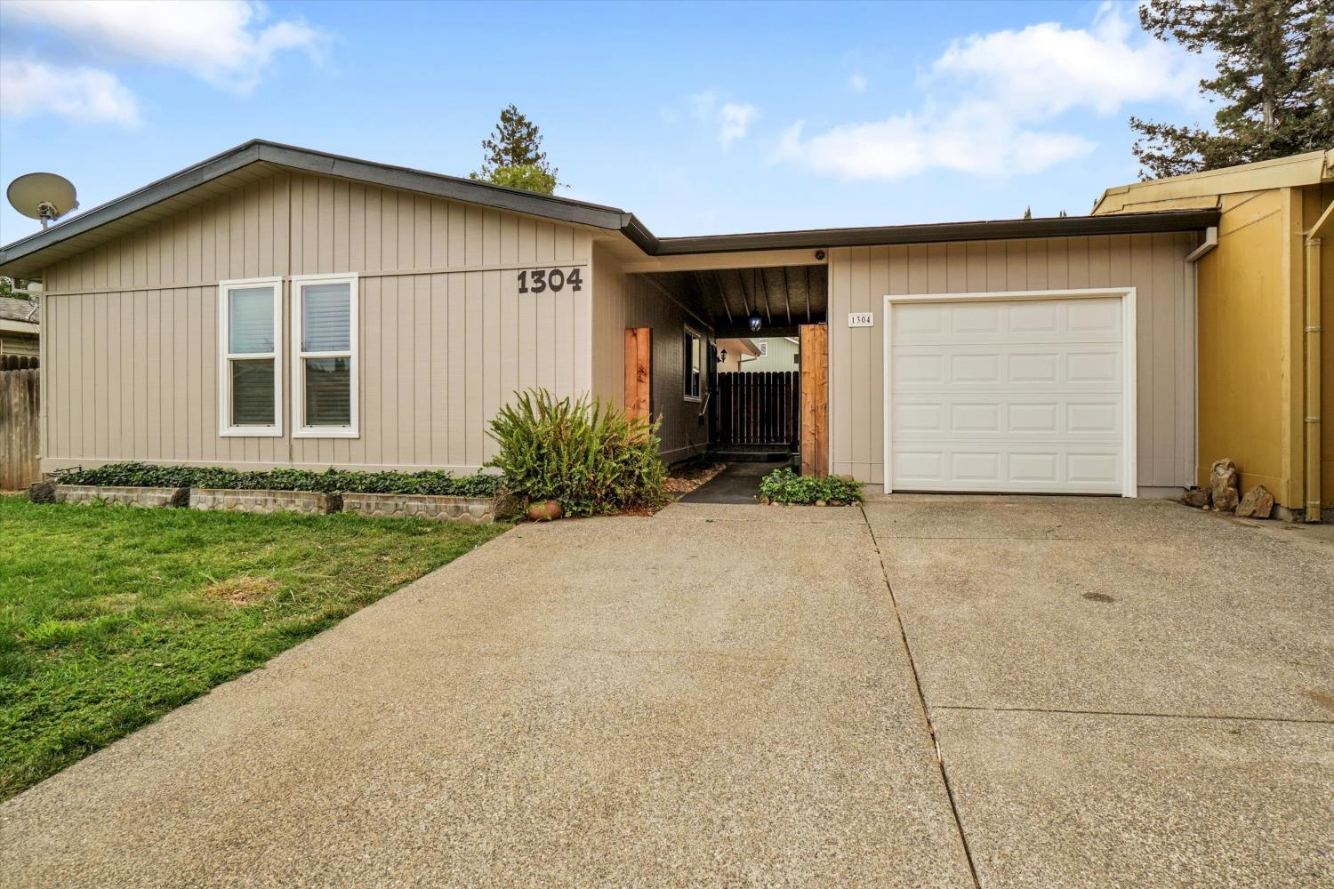 1304 Monroe Court — photo