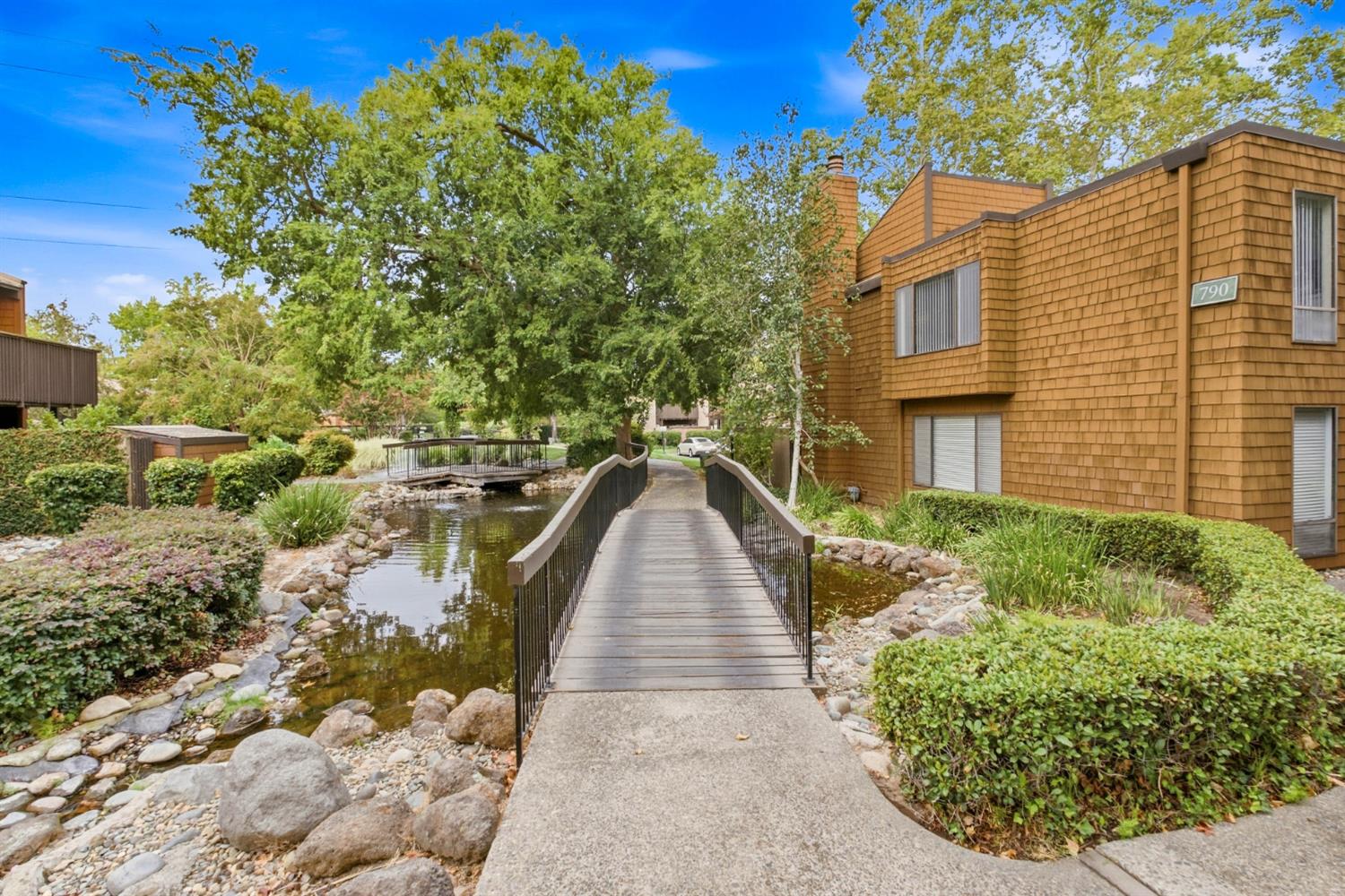 790 Woodside Ln #6 — photo