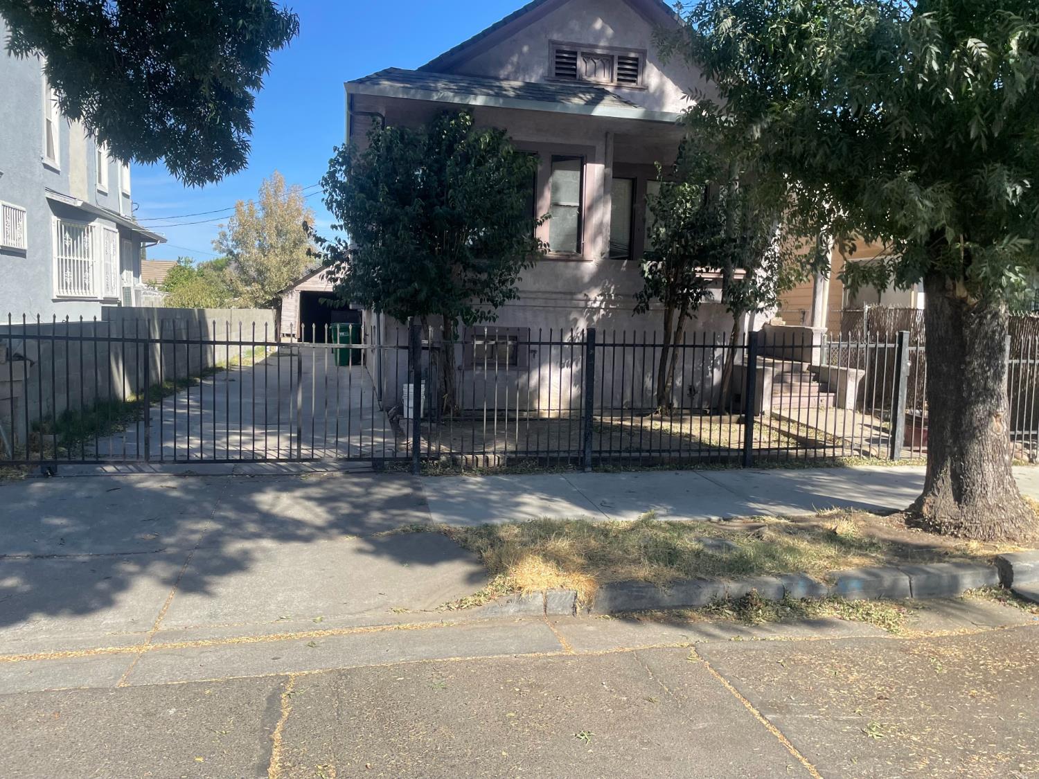 1040 S San Joaquin — photo