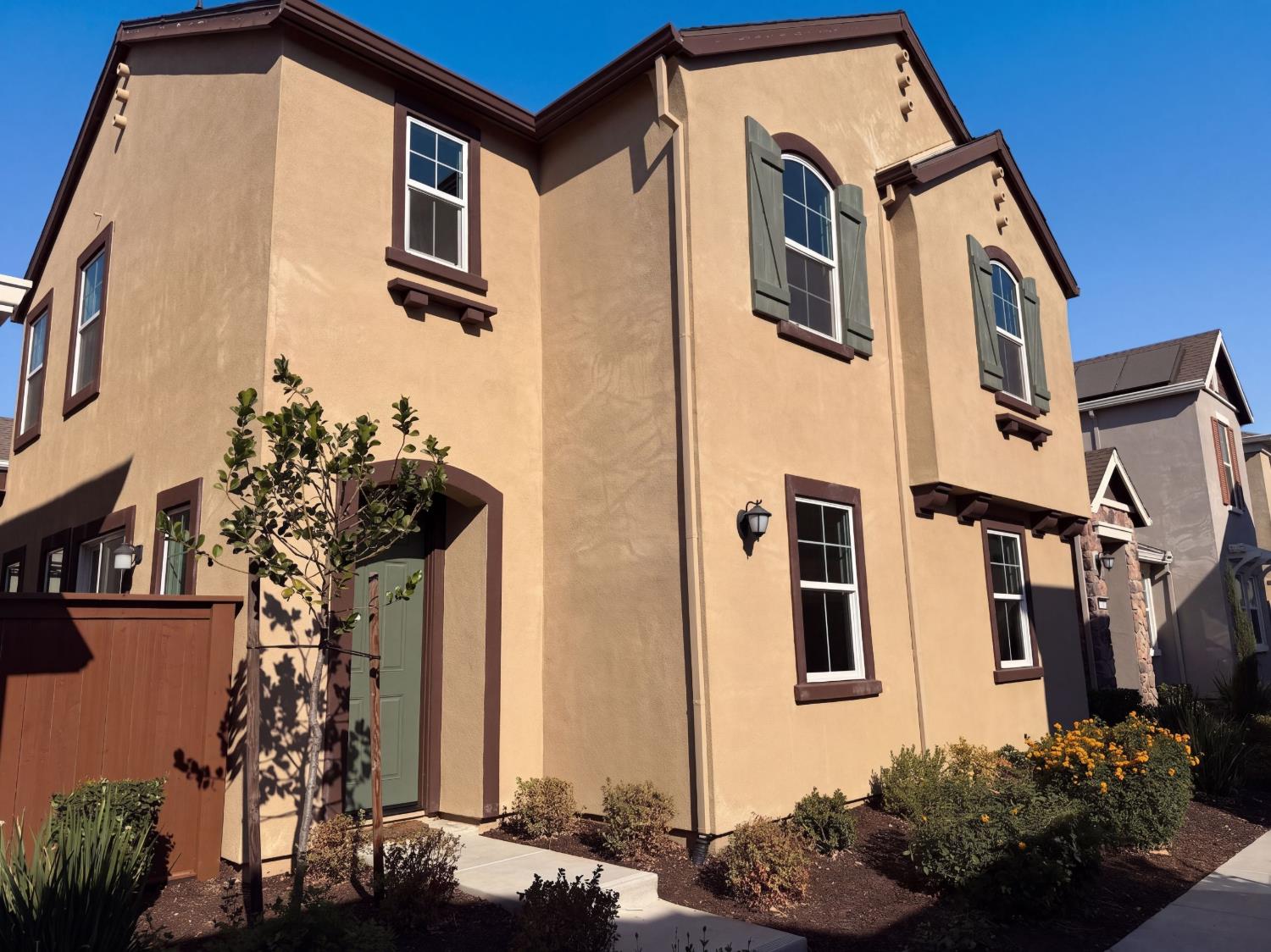 1687 Pena Lane — photo
