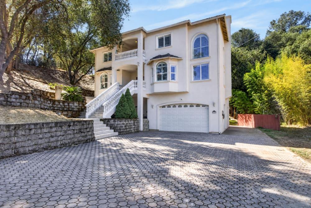 580 Guadalupe Dr — photo