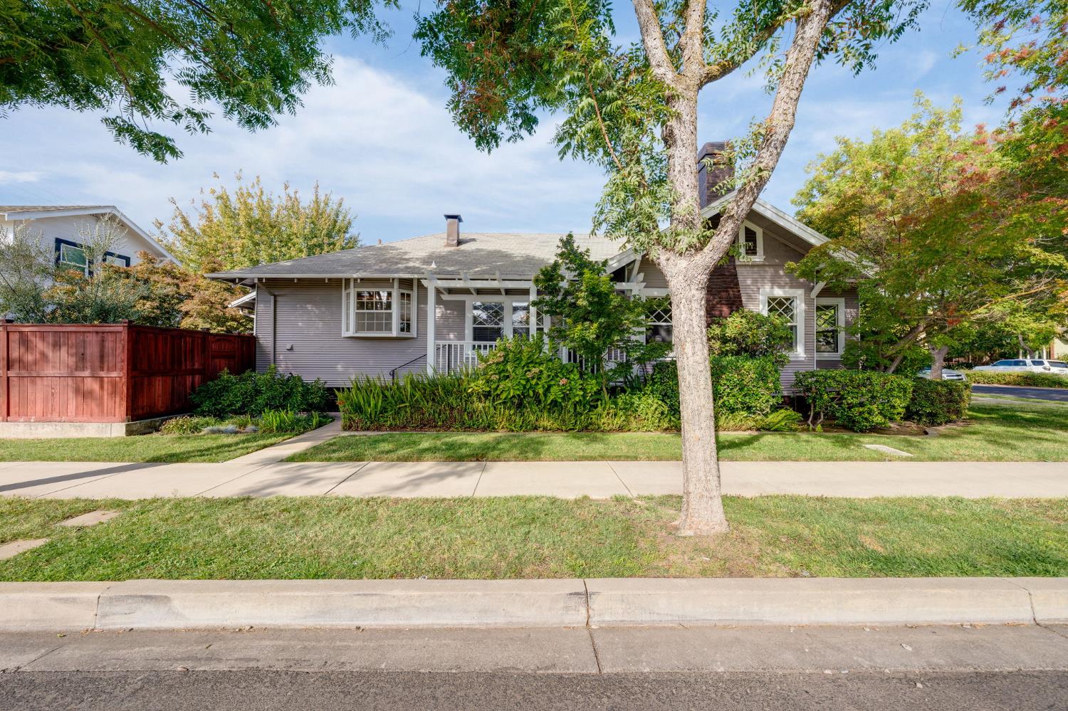 600 W Elm Street — photo