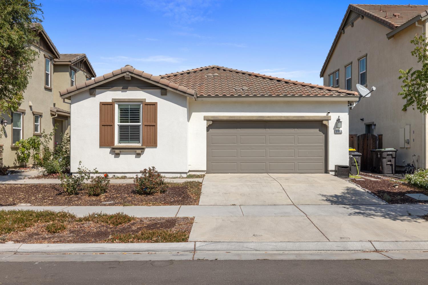 2389 Middlebury Dr — photo