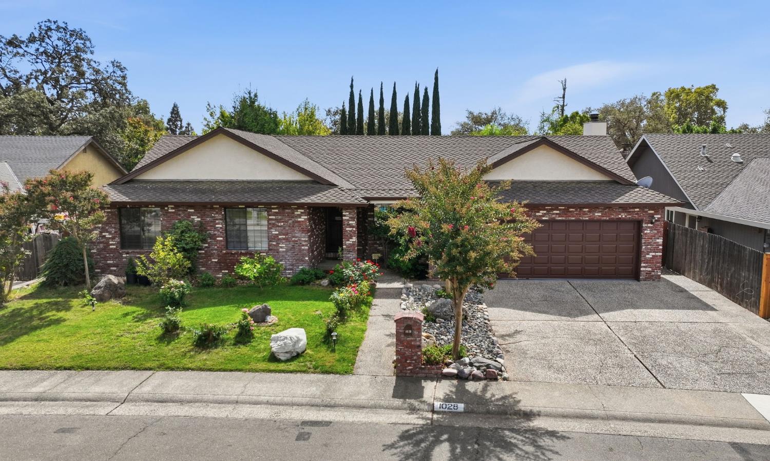 1028 Kensington Dr — photo