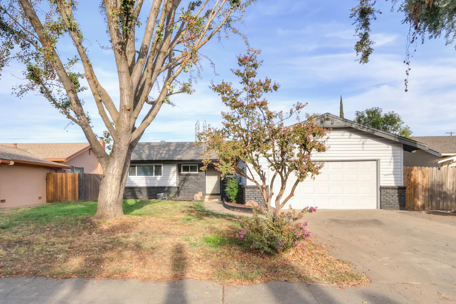 2608 Dorine Way — photo