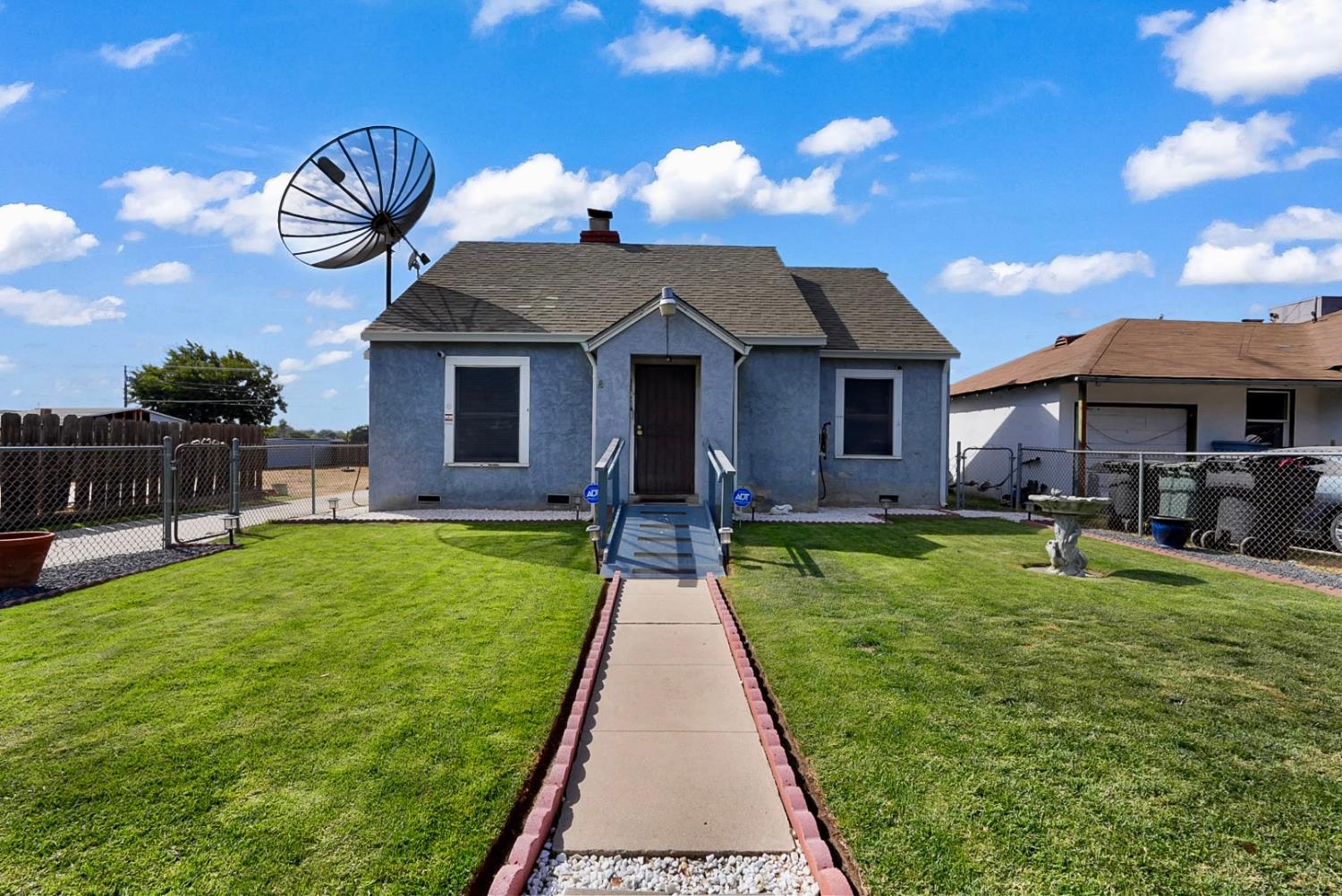 1645 Victoria Dr — photo