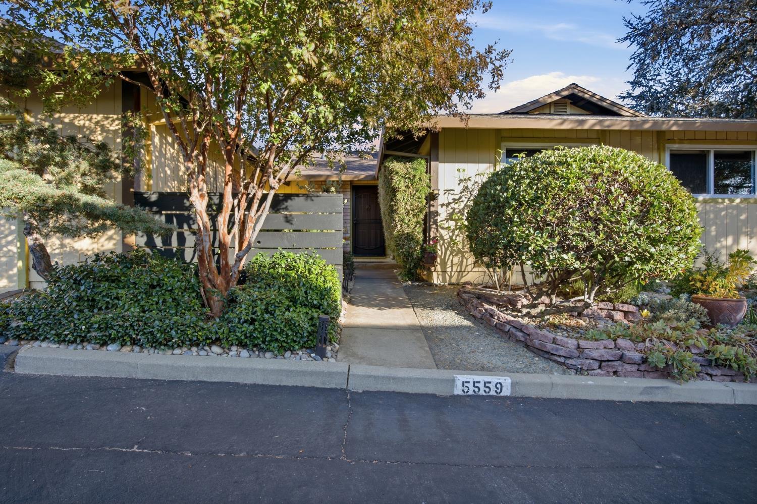 5559 Sepulveda Ct — photo