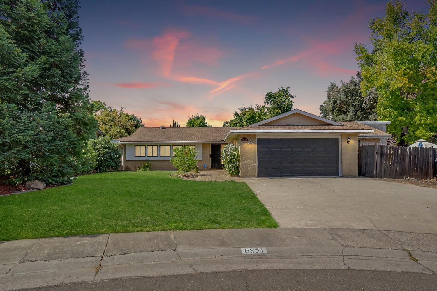 6851 Albury St — photo