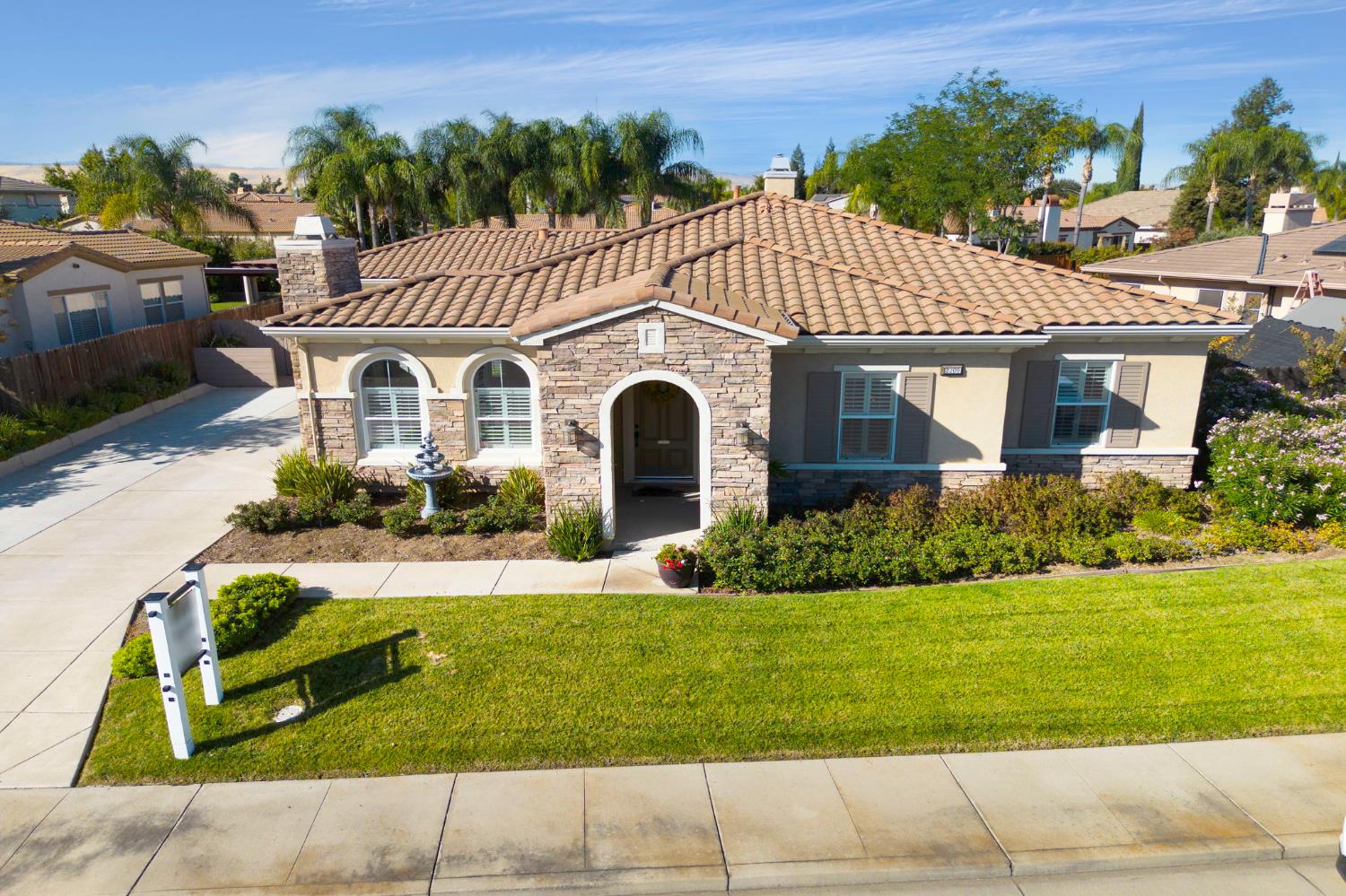 2209 Starflower Dr — photo