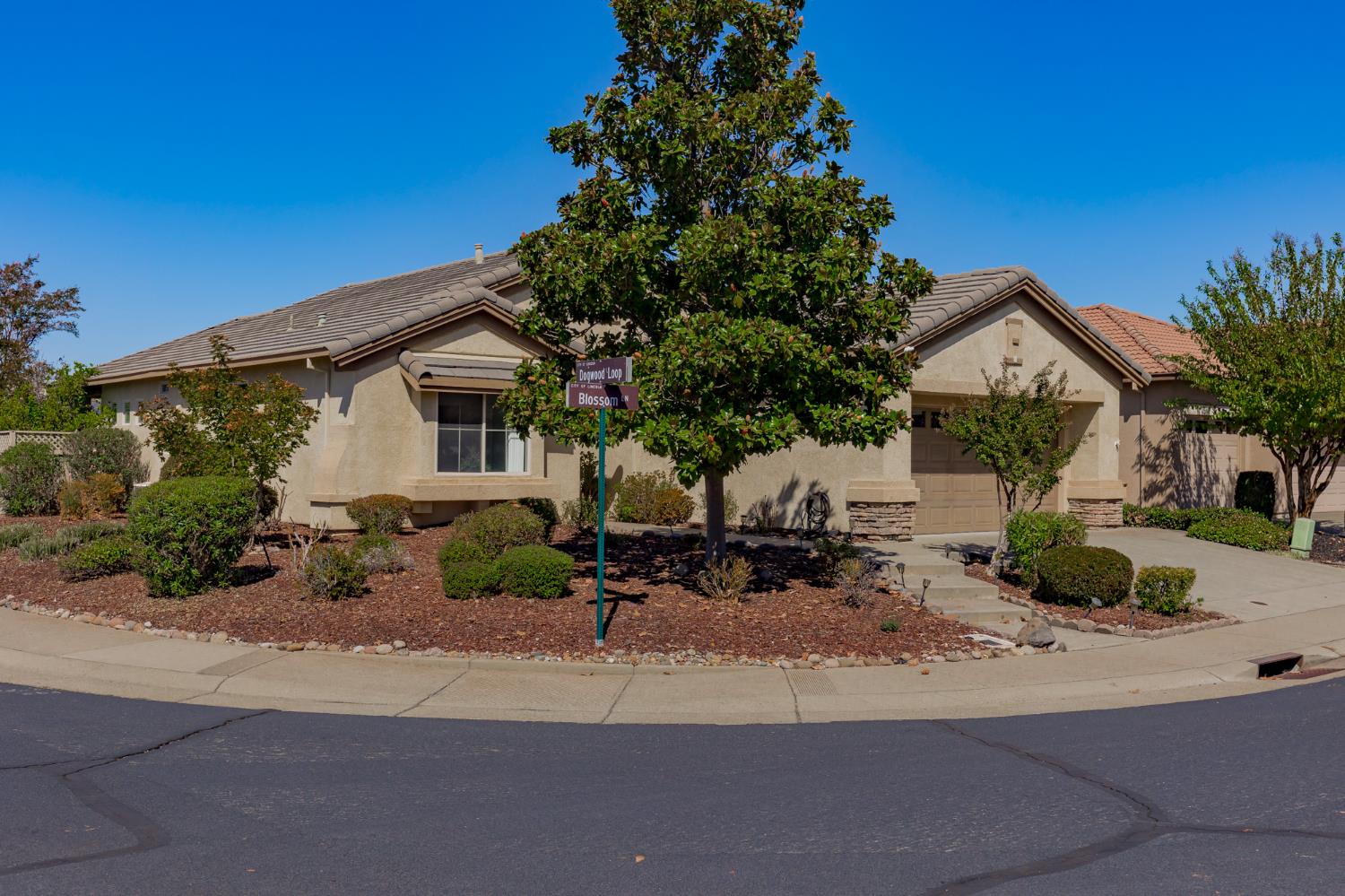 620 Blossom Ln — photo