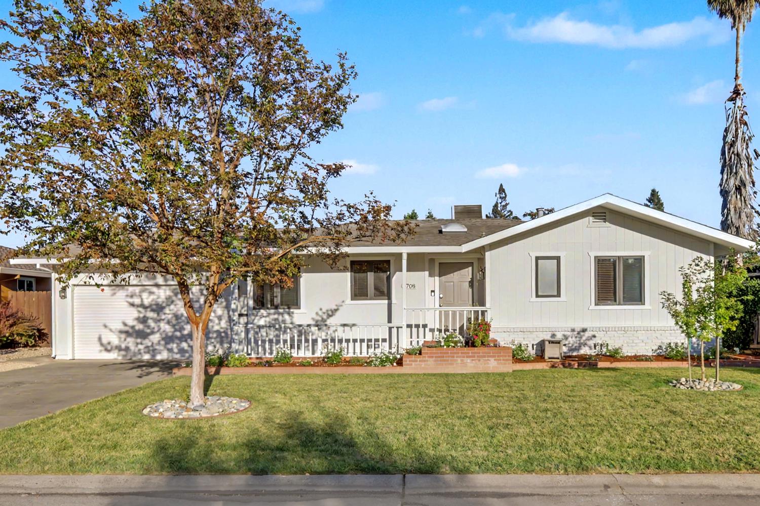 1708 Daphne Ave — photo