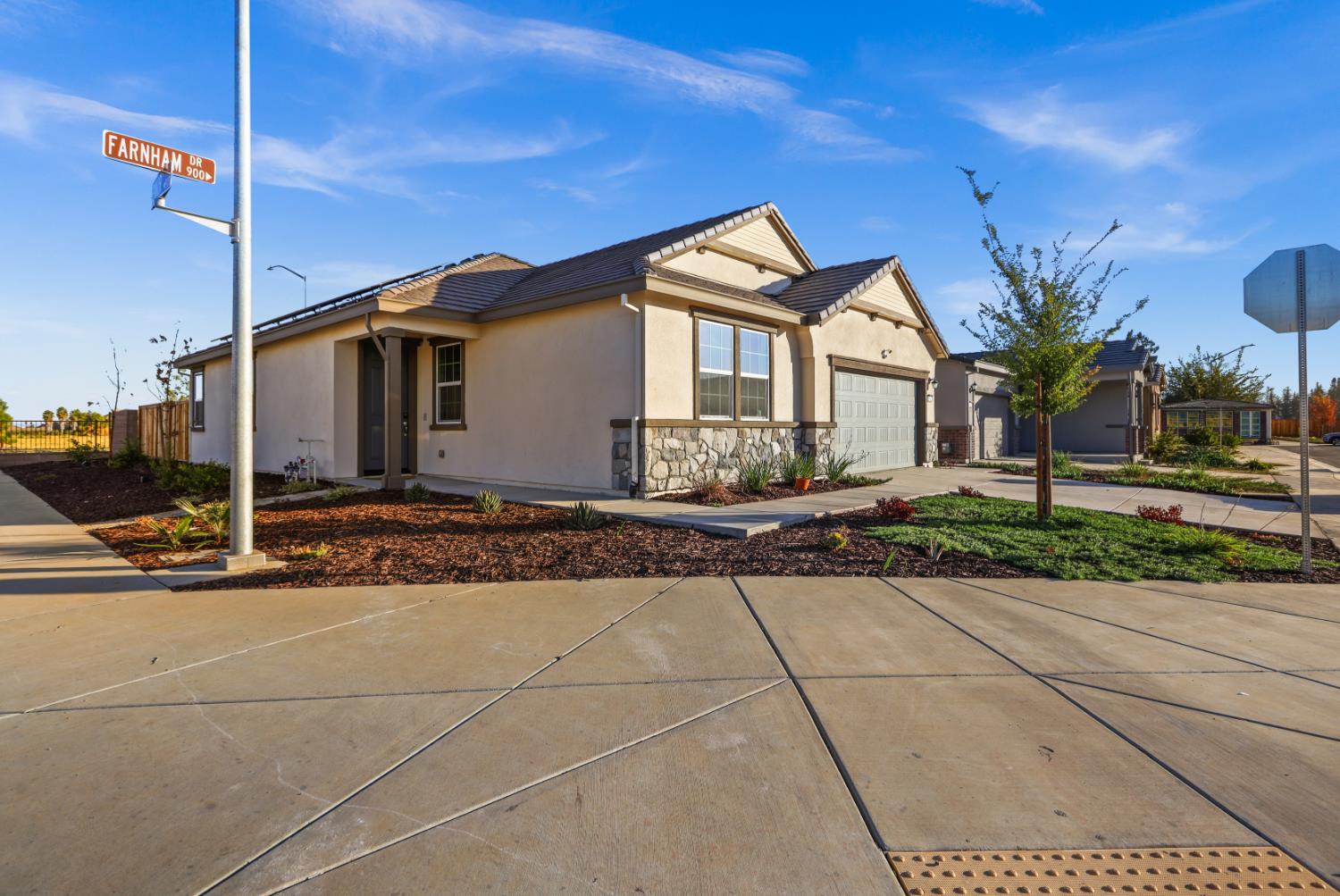 901 Farnham Dr — photo