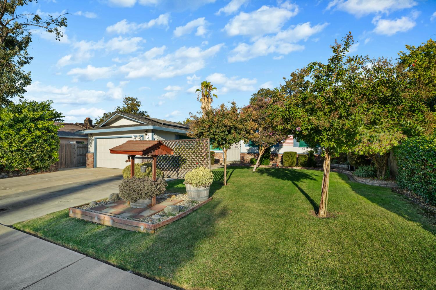 8410 Melrose Dr — photo