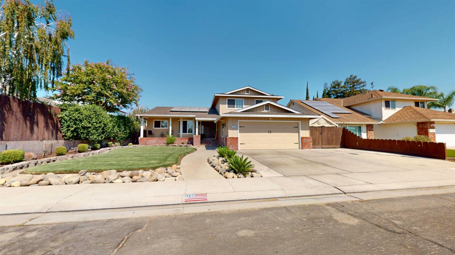 1744 Hyde Park Ln — photo