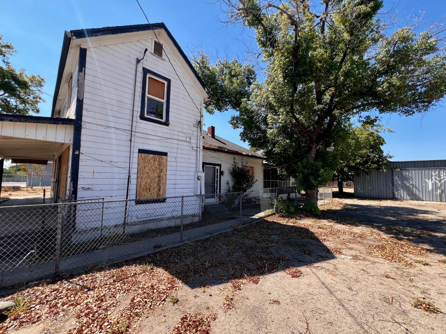 2306 W F St — photo