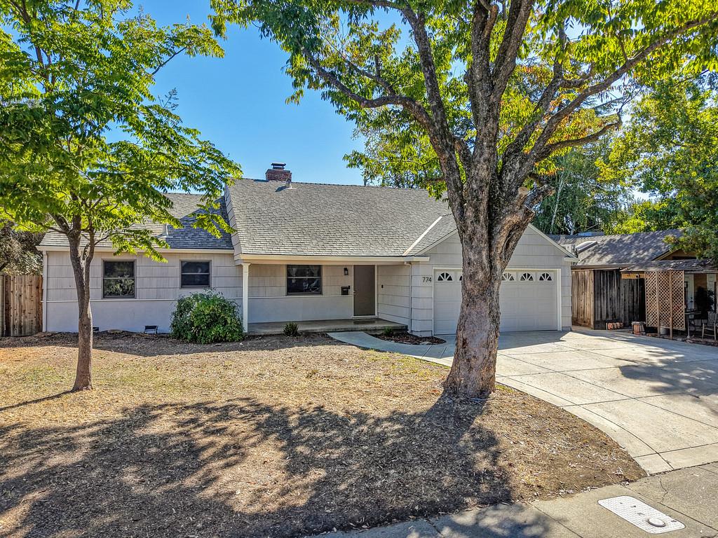 774 Hawthorn Ln — photo