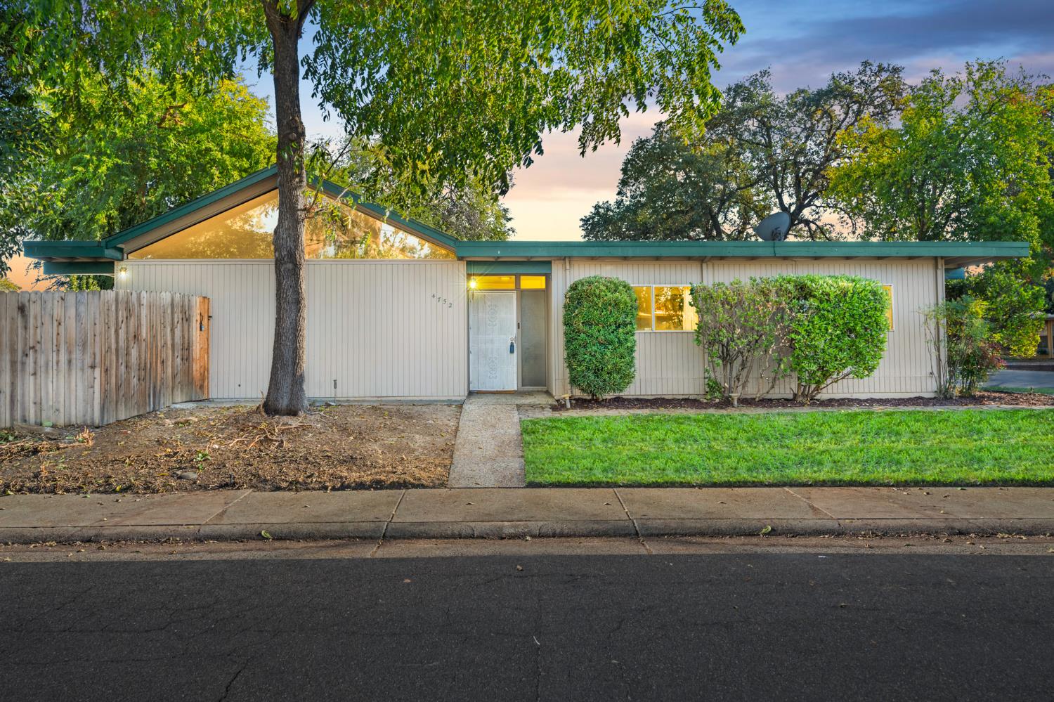 4752 River College Dr — photo