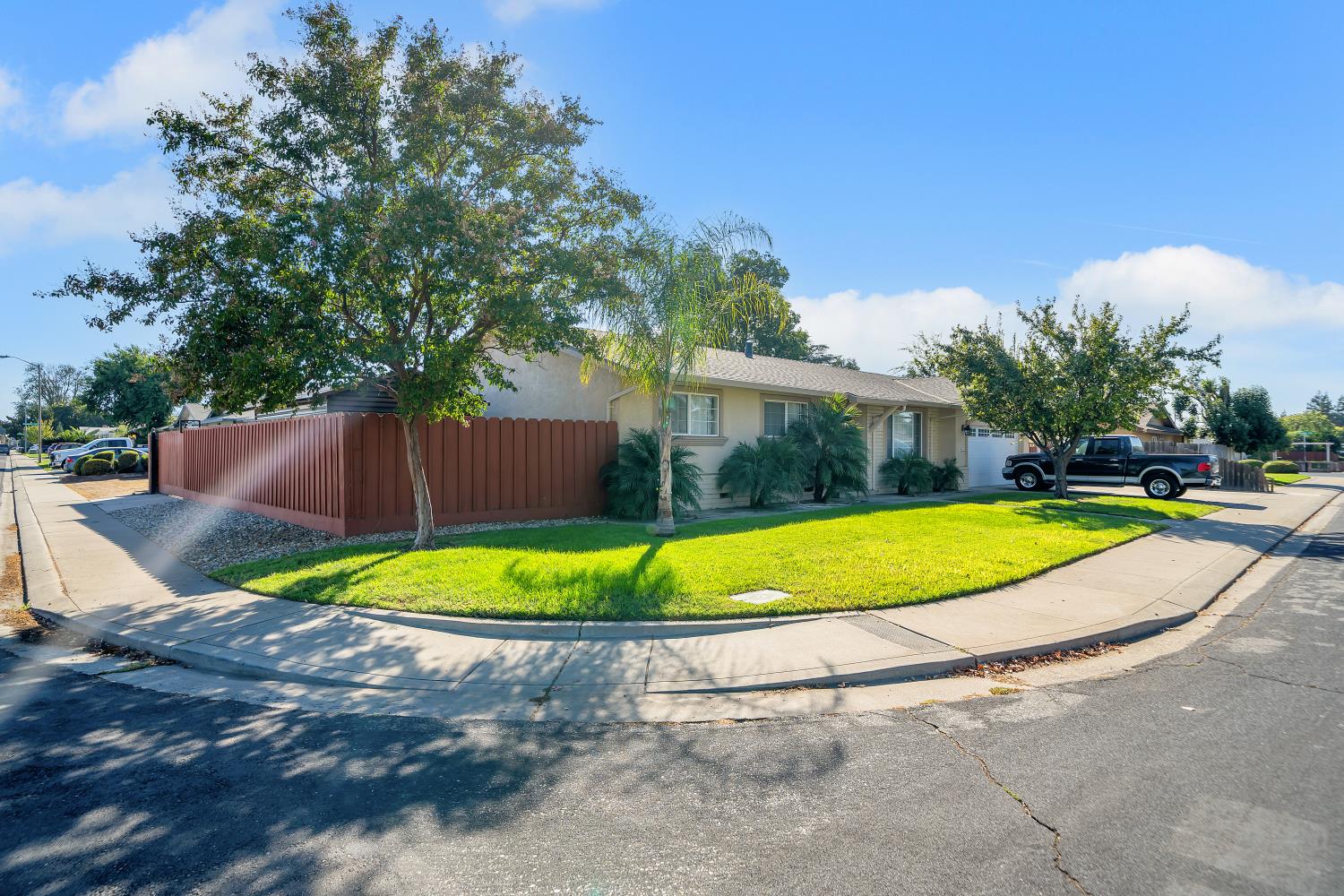 594 Parkwood Dr — photo