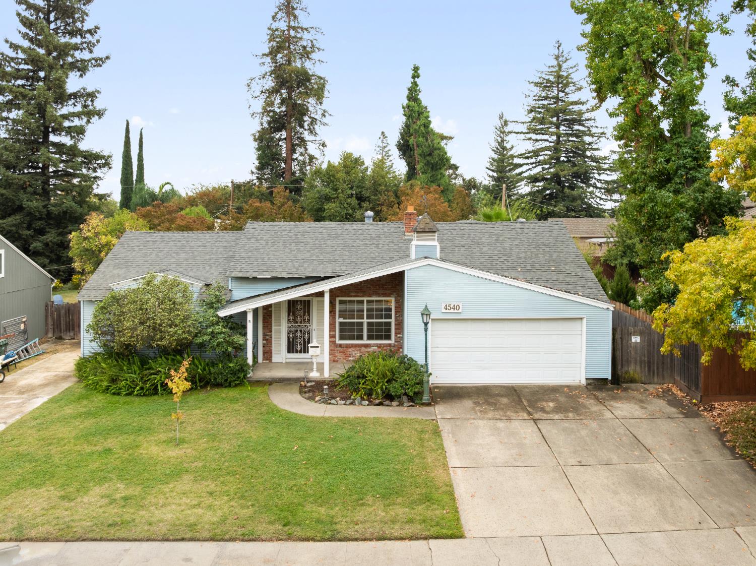 4540 Laurelwood Way — photo