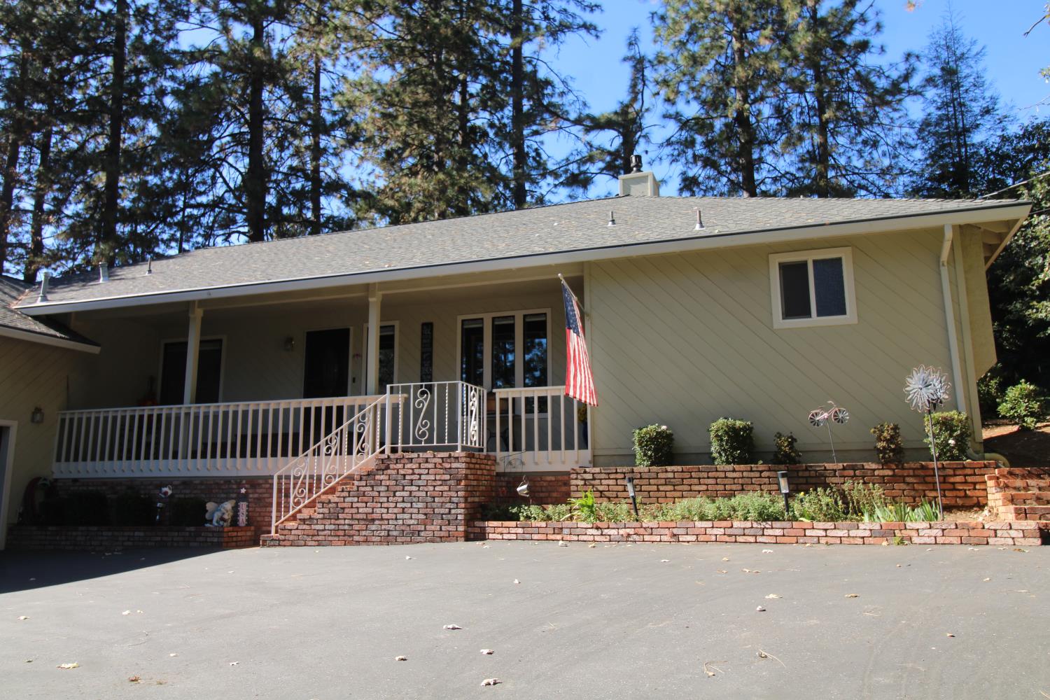 15566 Carrie Dr — photo