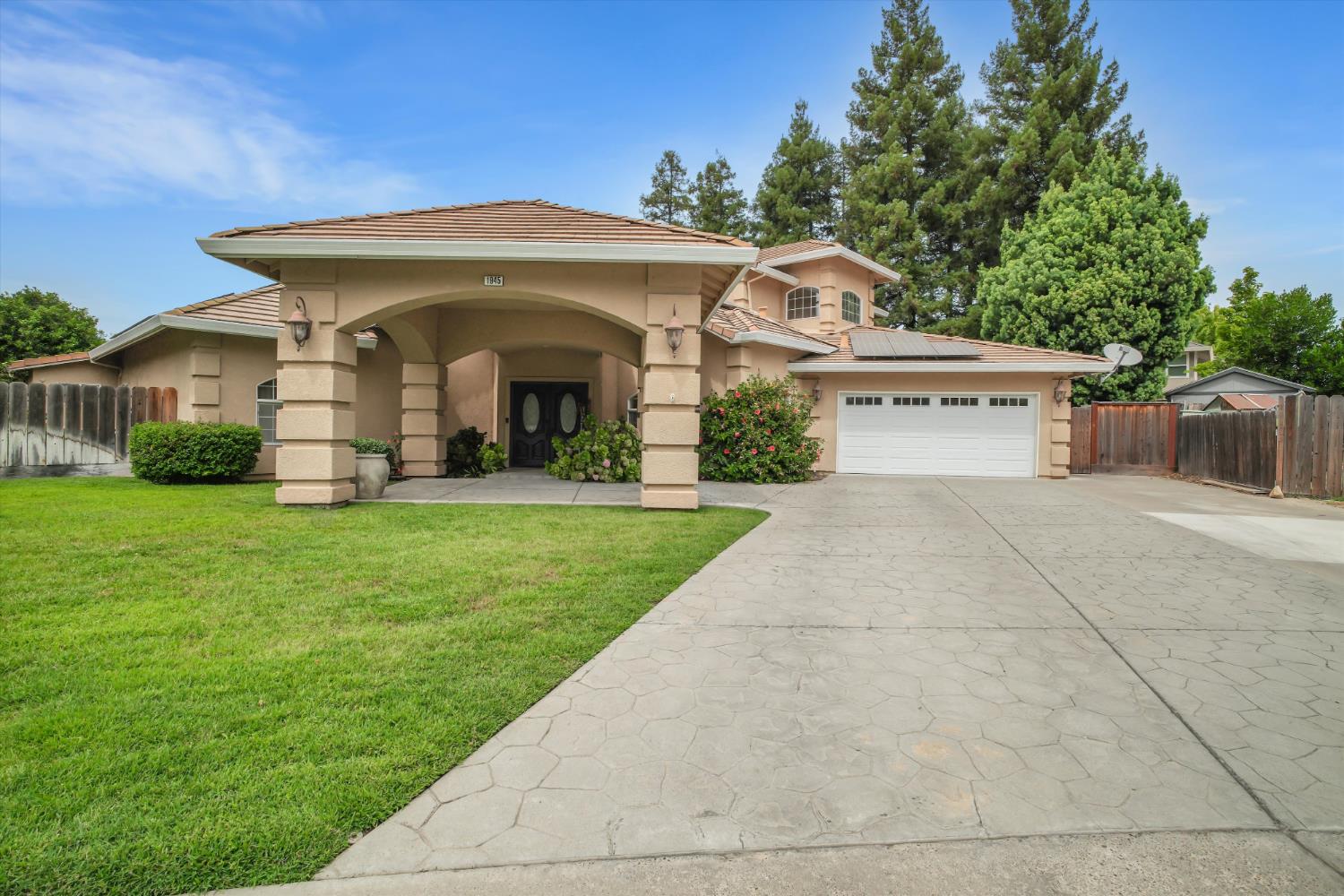 1945 Foxtail Ct — photo