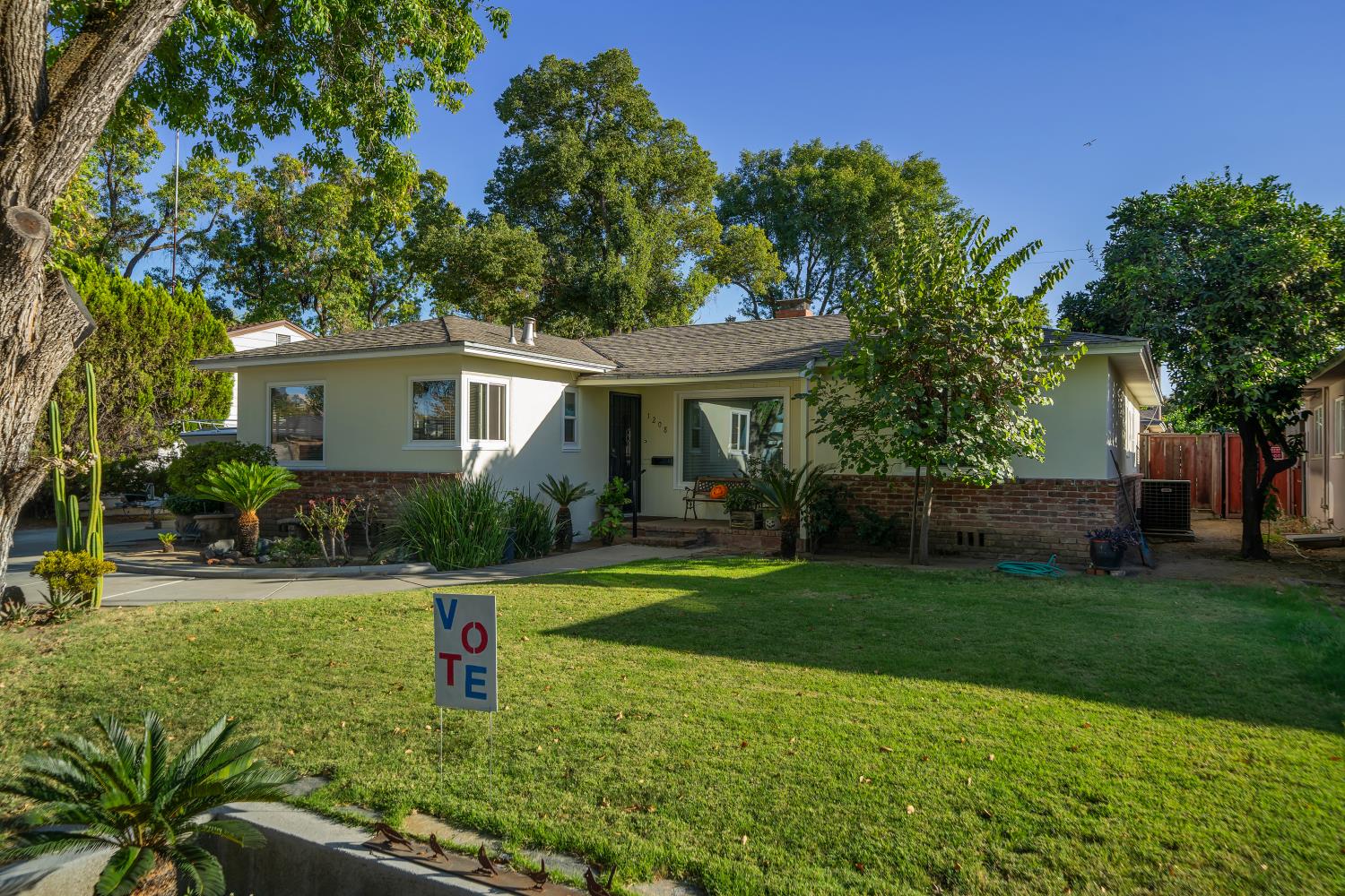 1208 E Morris Ave — photo