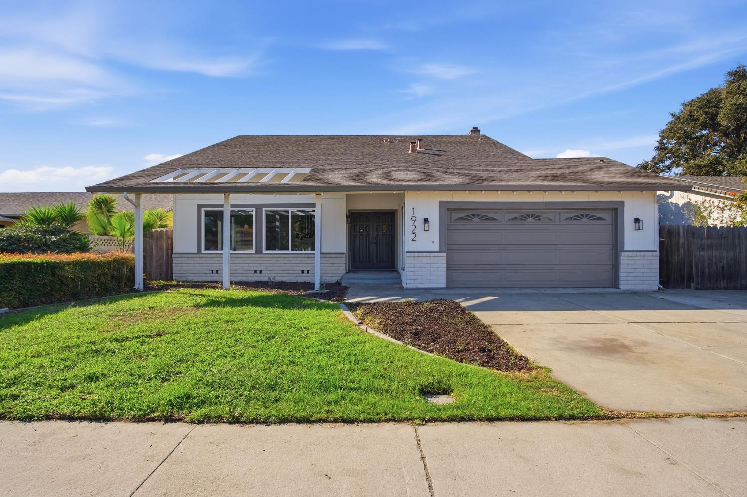 1922 Laredo Cir — photo