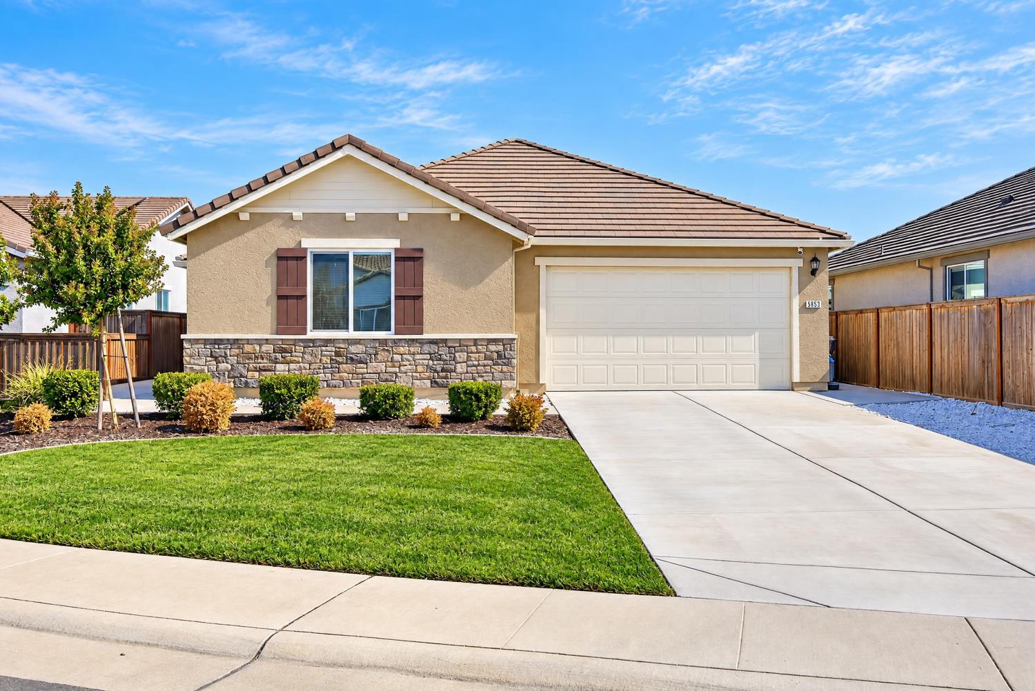 9853 Traveler Ct — photo