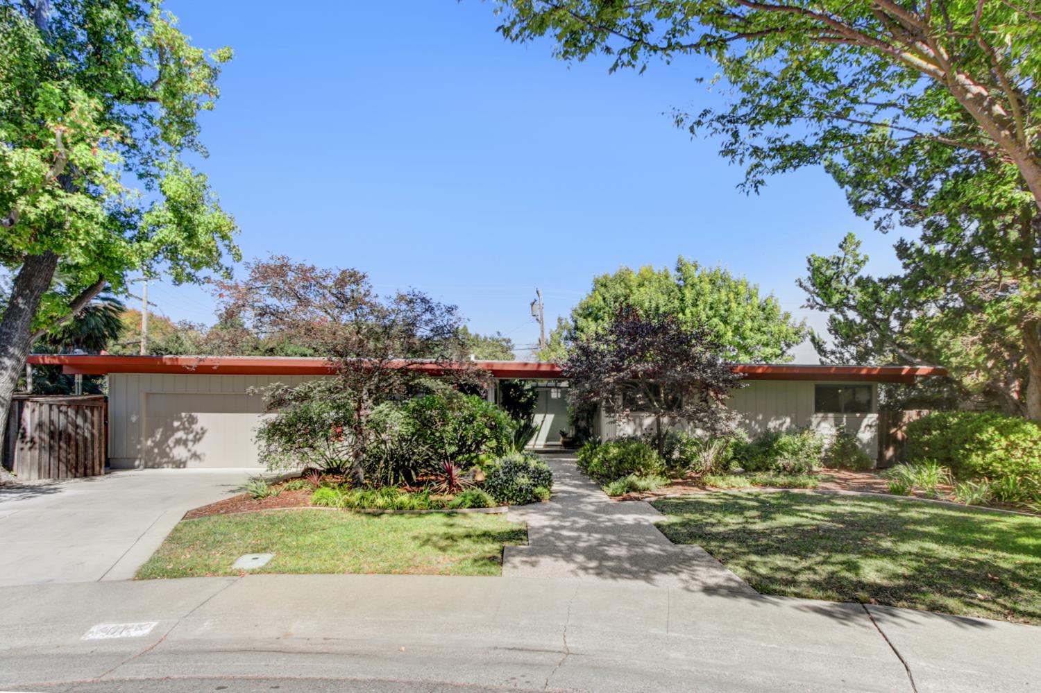 1015 Vassar Dr — photo