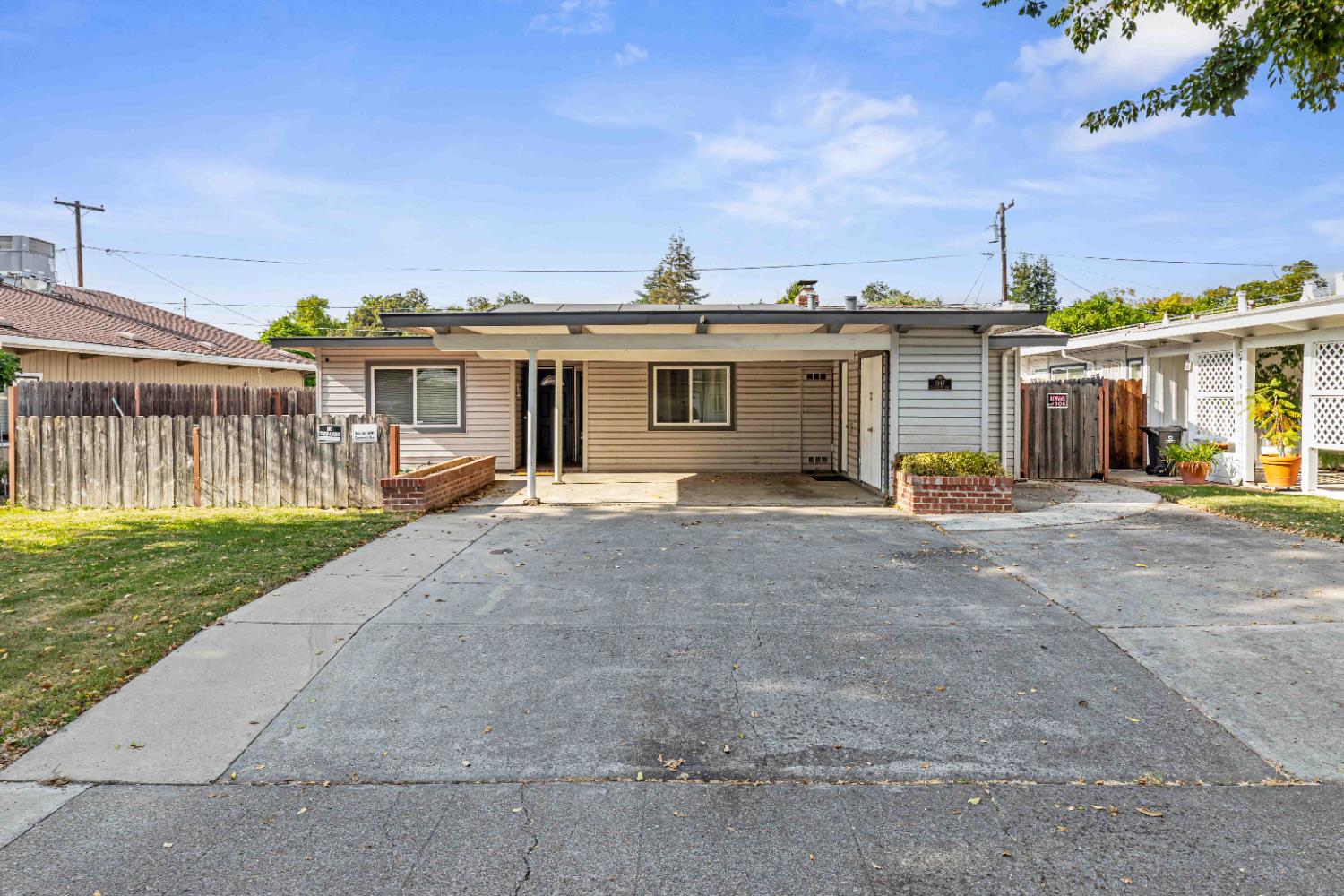 1947 Rosecrans Way — photo
