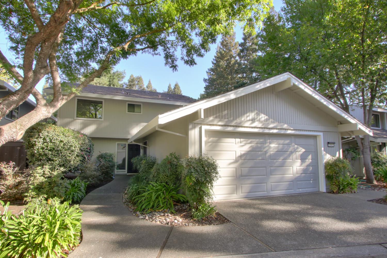 2042 University Park Dr — photo