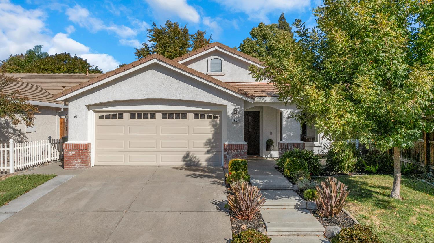 1527 Verbena Way — photo
