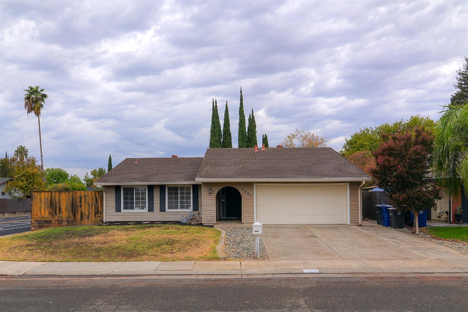 7301 Parkvale Way — photo