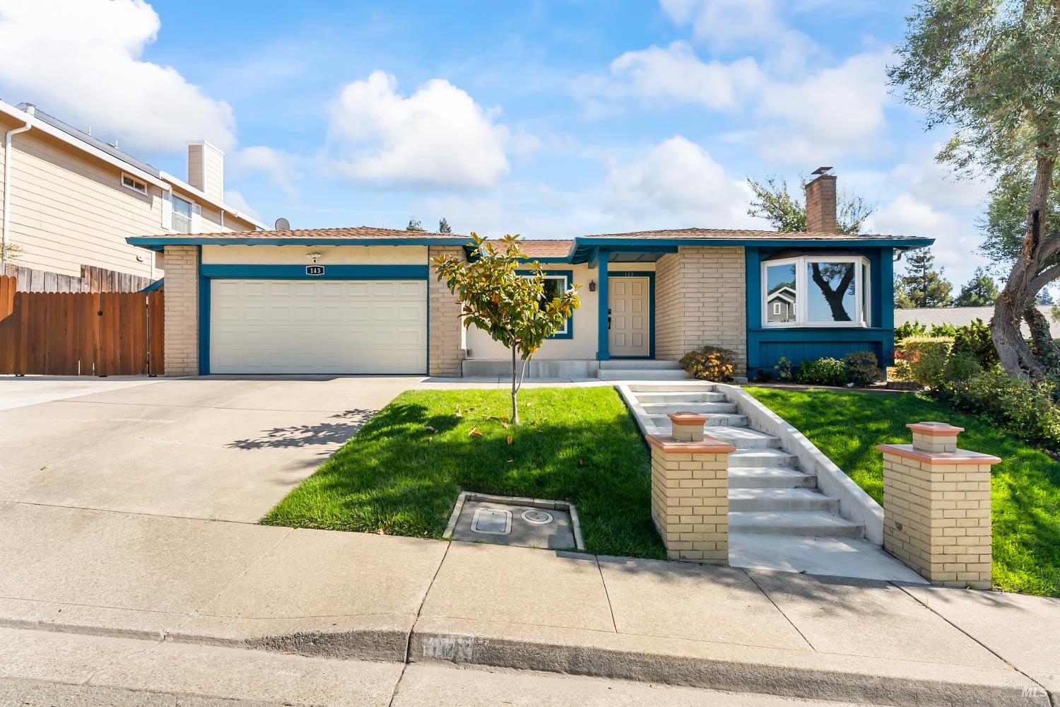 143 Royal Ct — photo