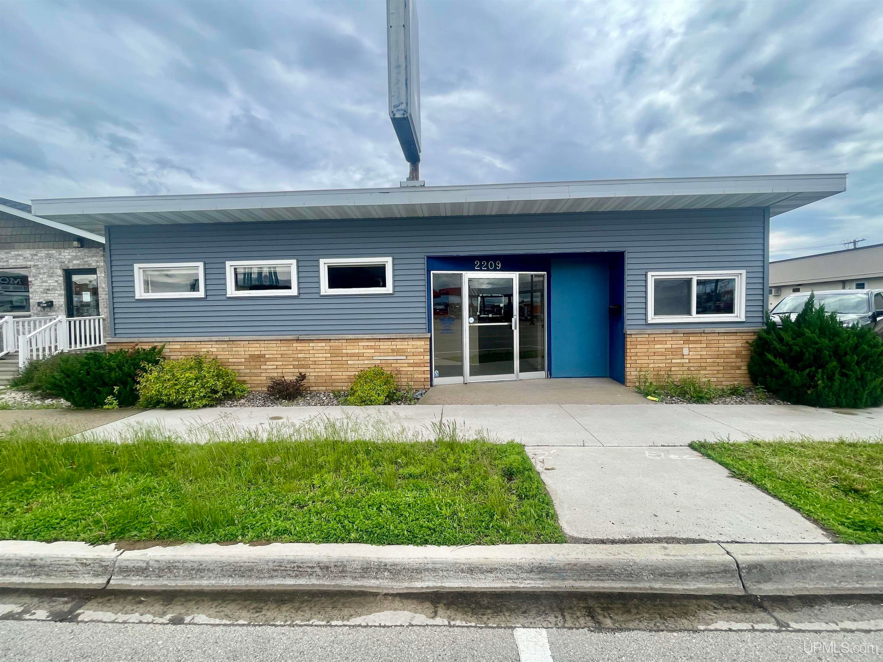 2209 Ludington Road — photo