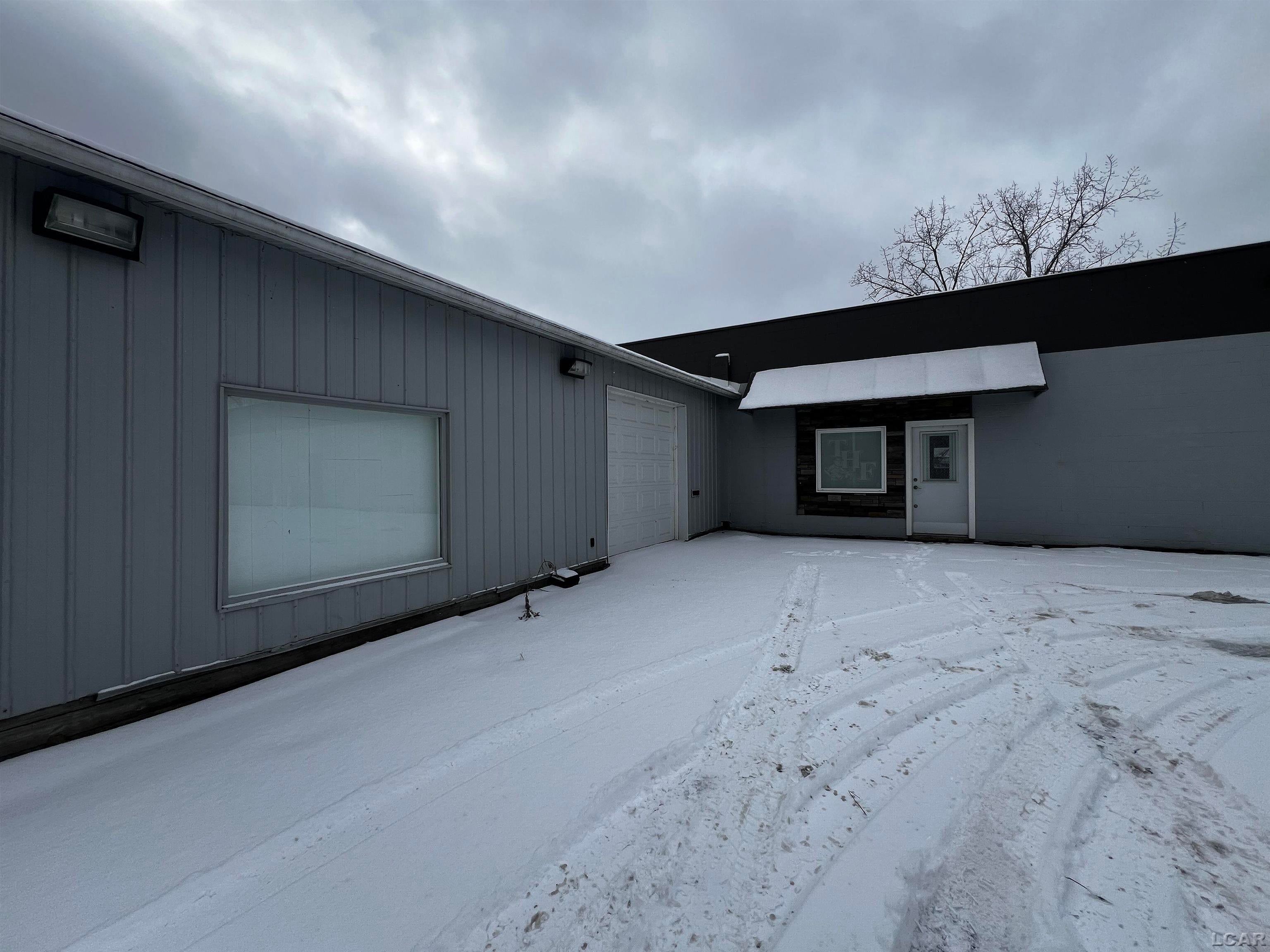 725 W Beecher Street — photo