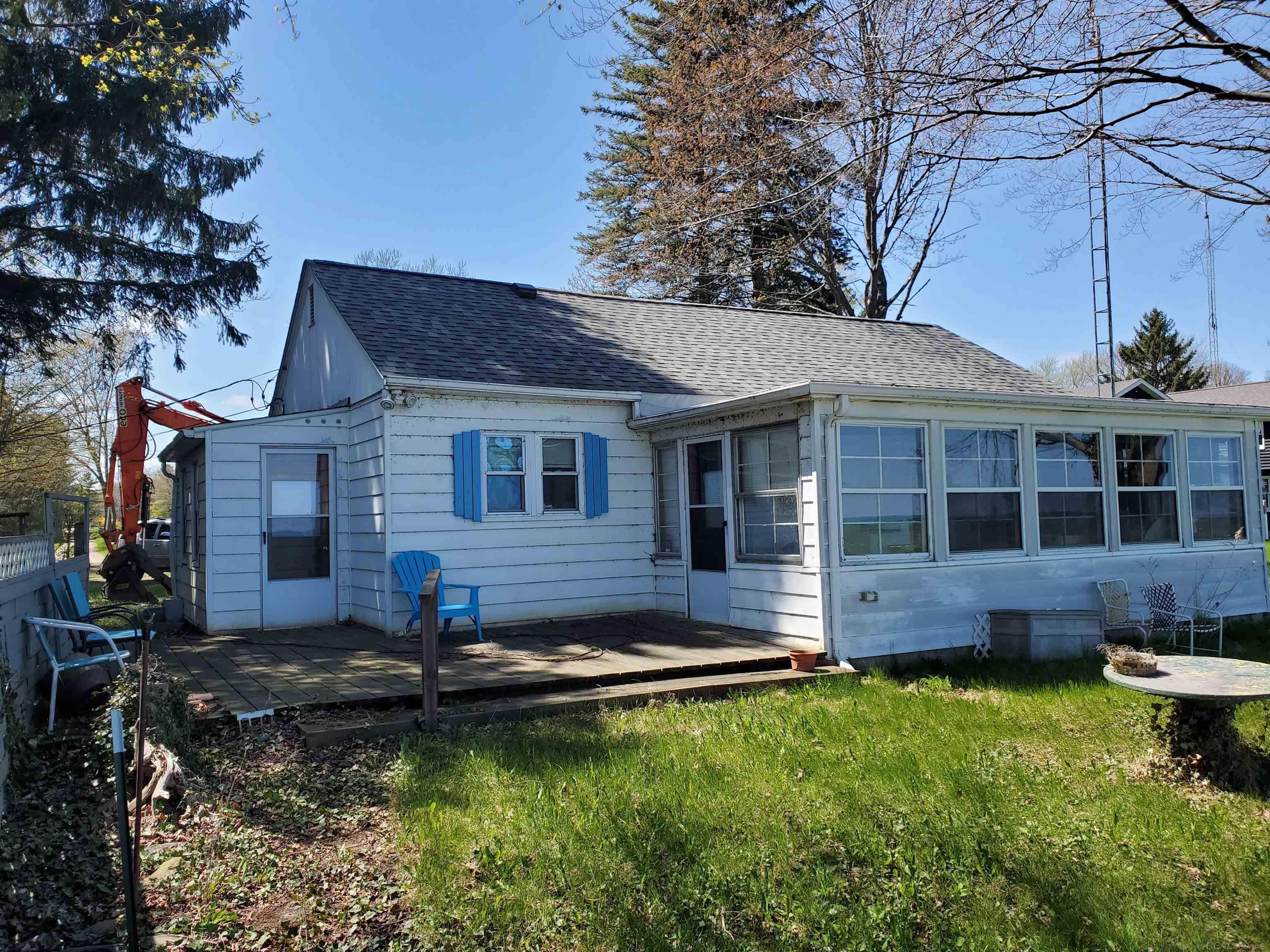 5857 Lakeshore Road — photo
