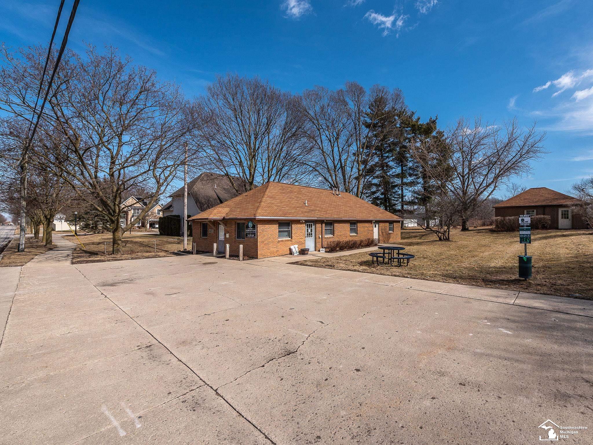 601 Riley Street — photo