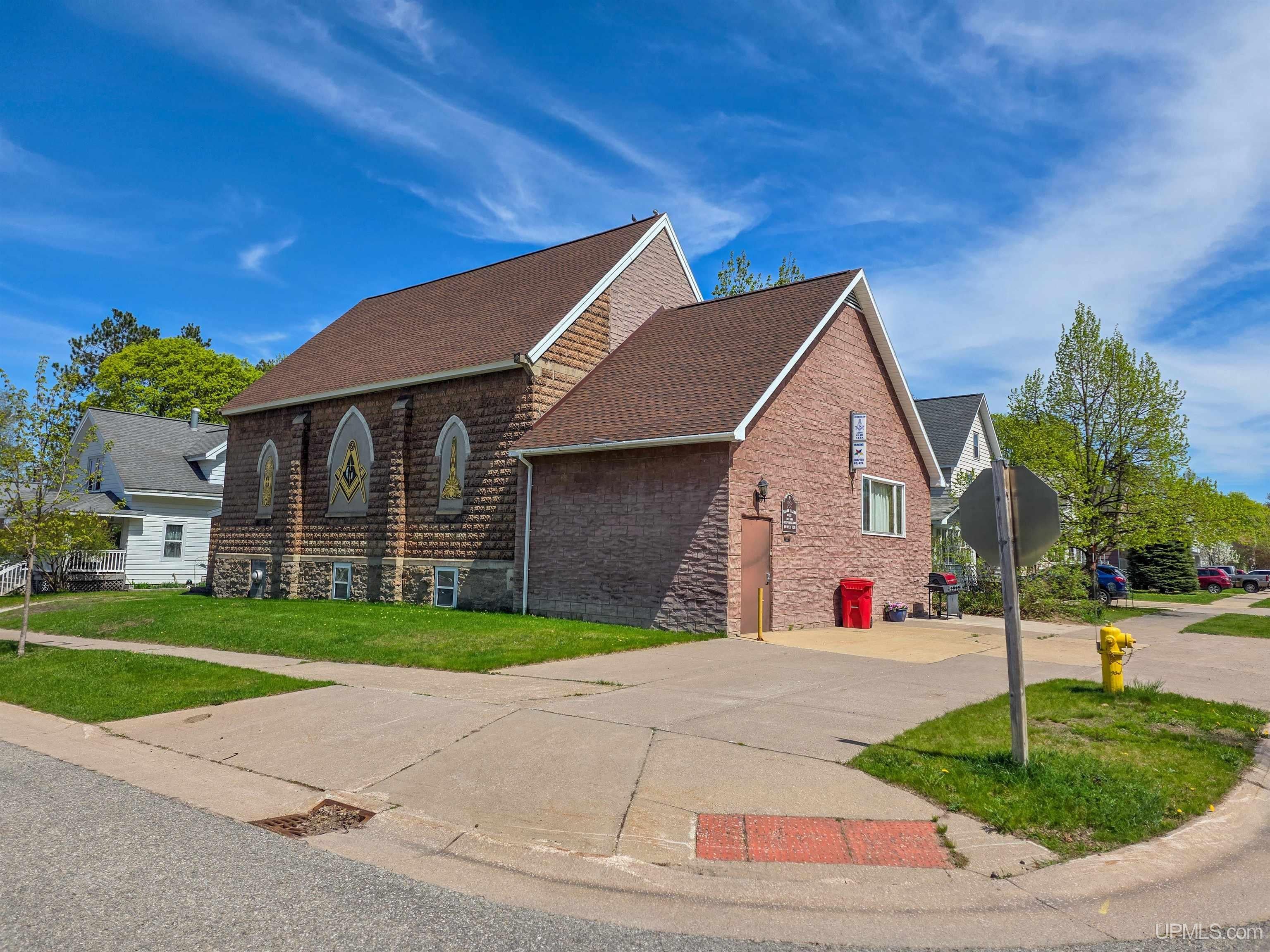 228 W Onota Street — photo