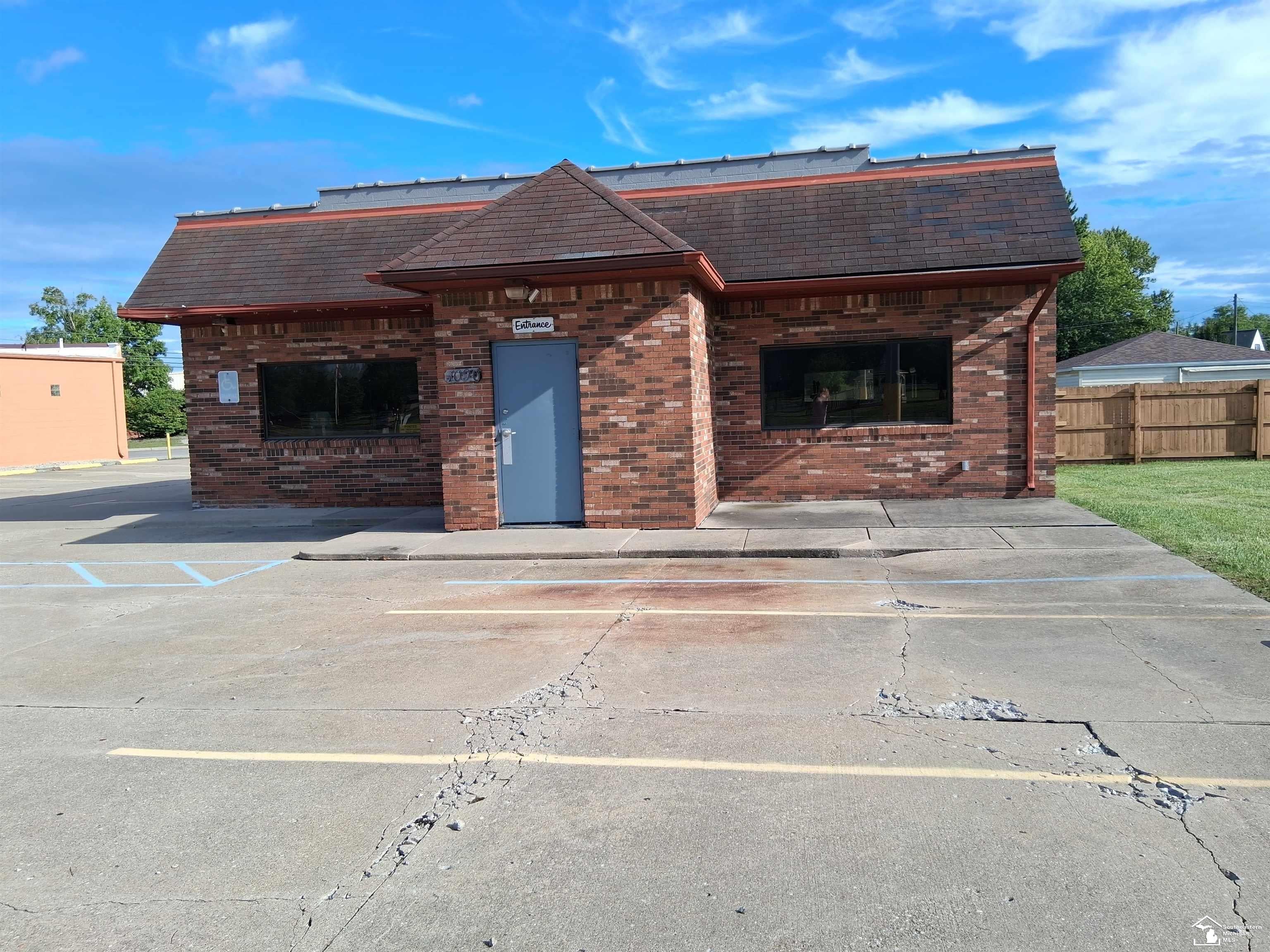 1090 N Dixie Highway — photo