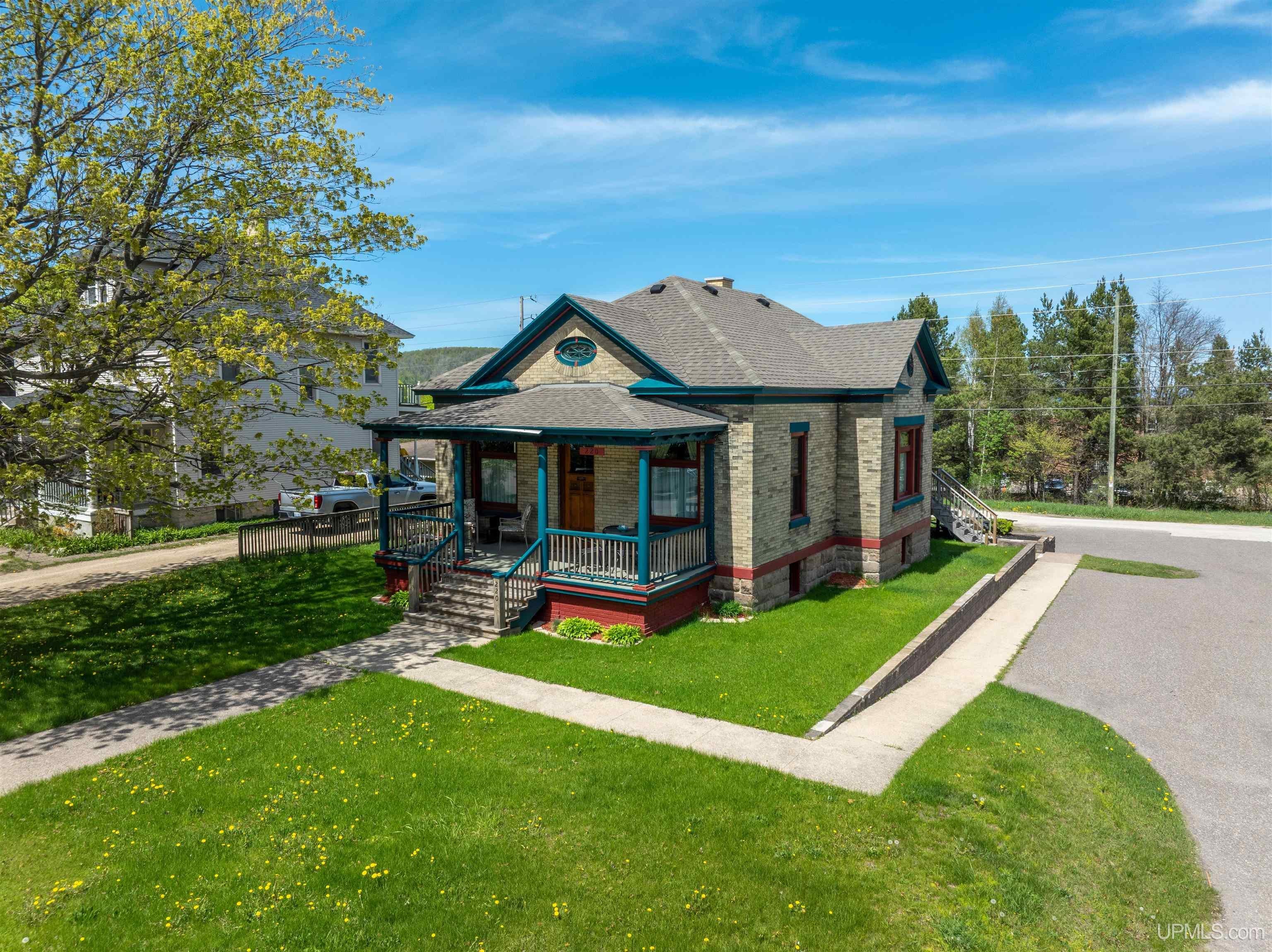 220 W Munising Avenue — photo