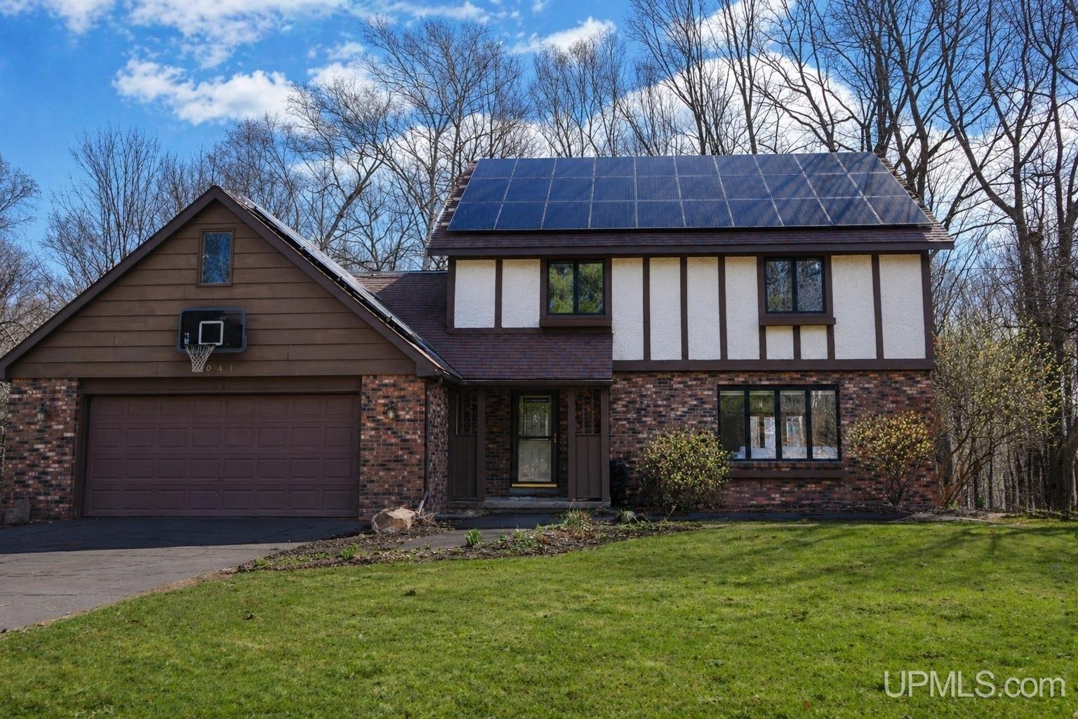 1041 Allouez Road — photo