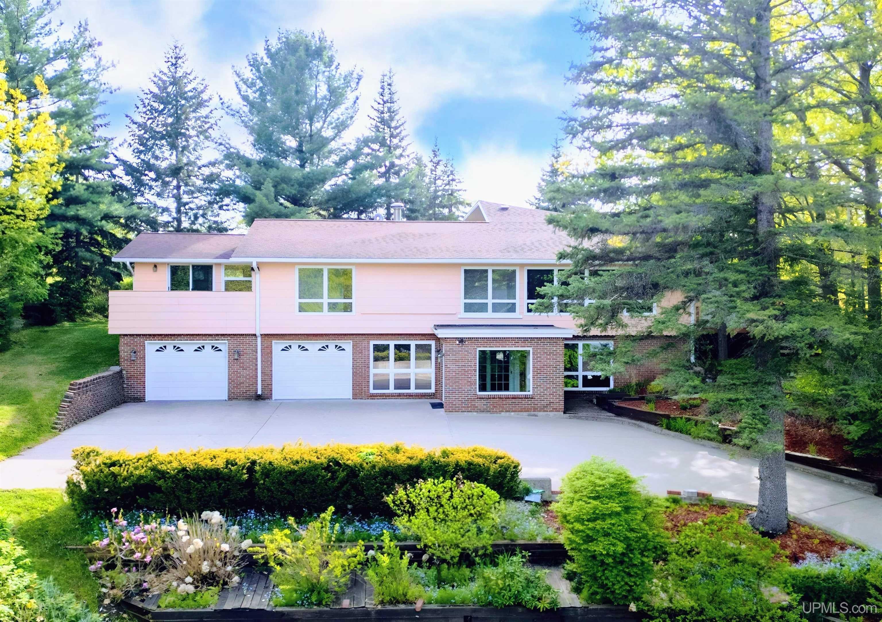 30 Lakeview Drive — photo