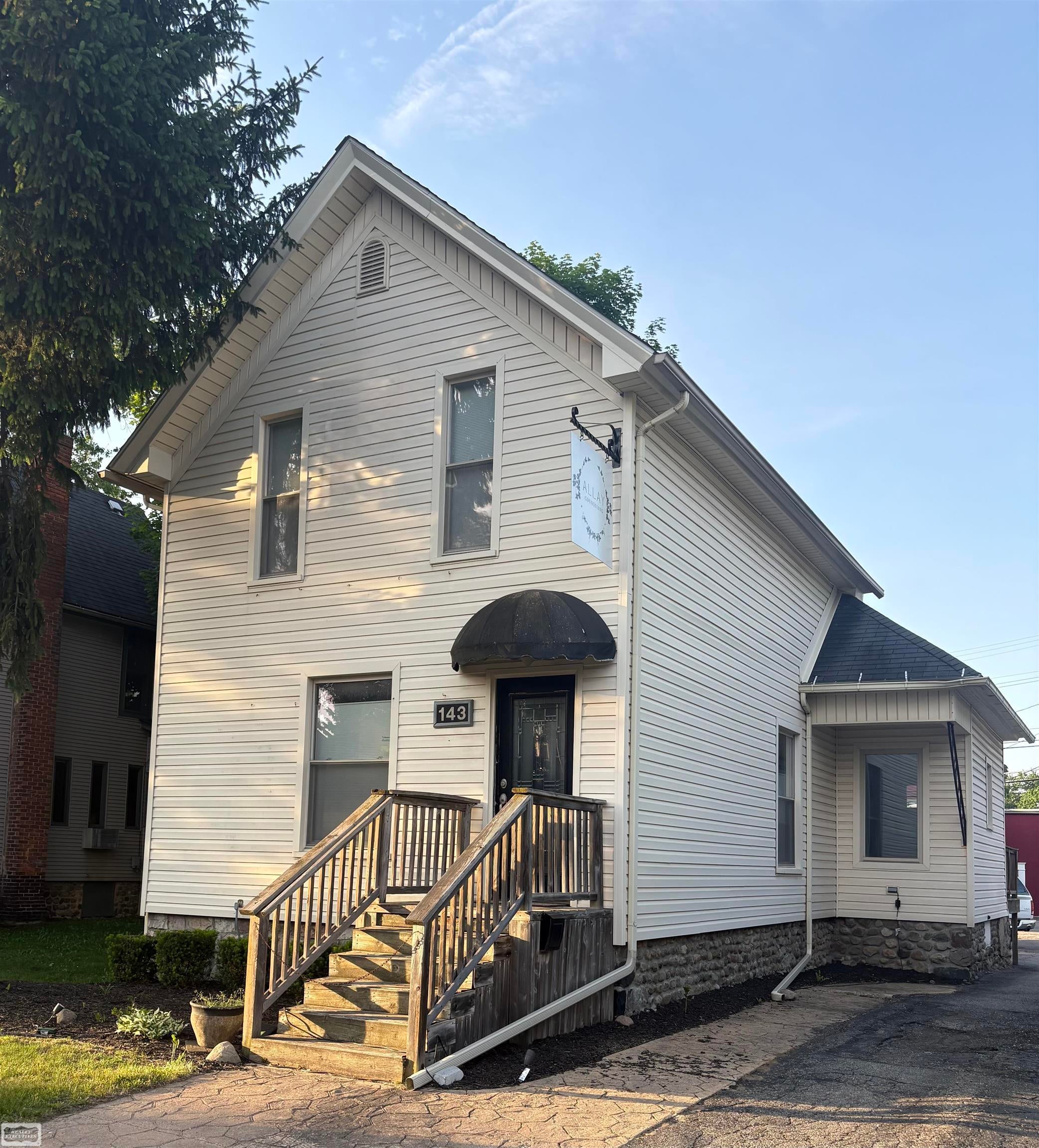 143 W Saint Clair Street — photo