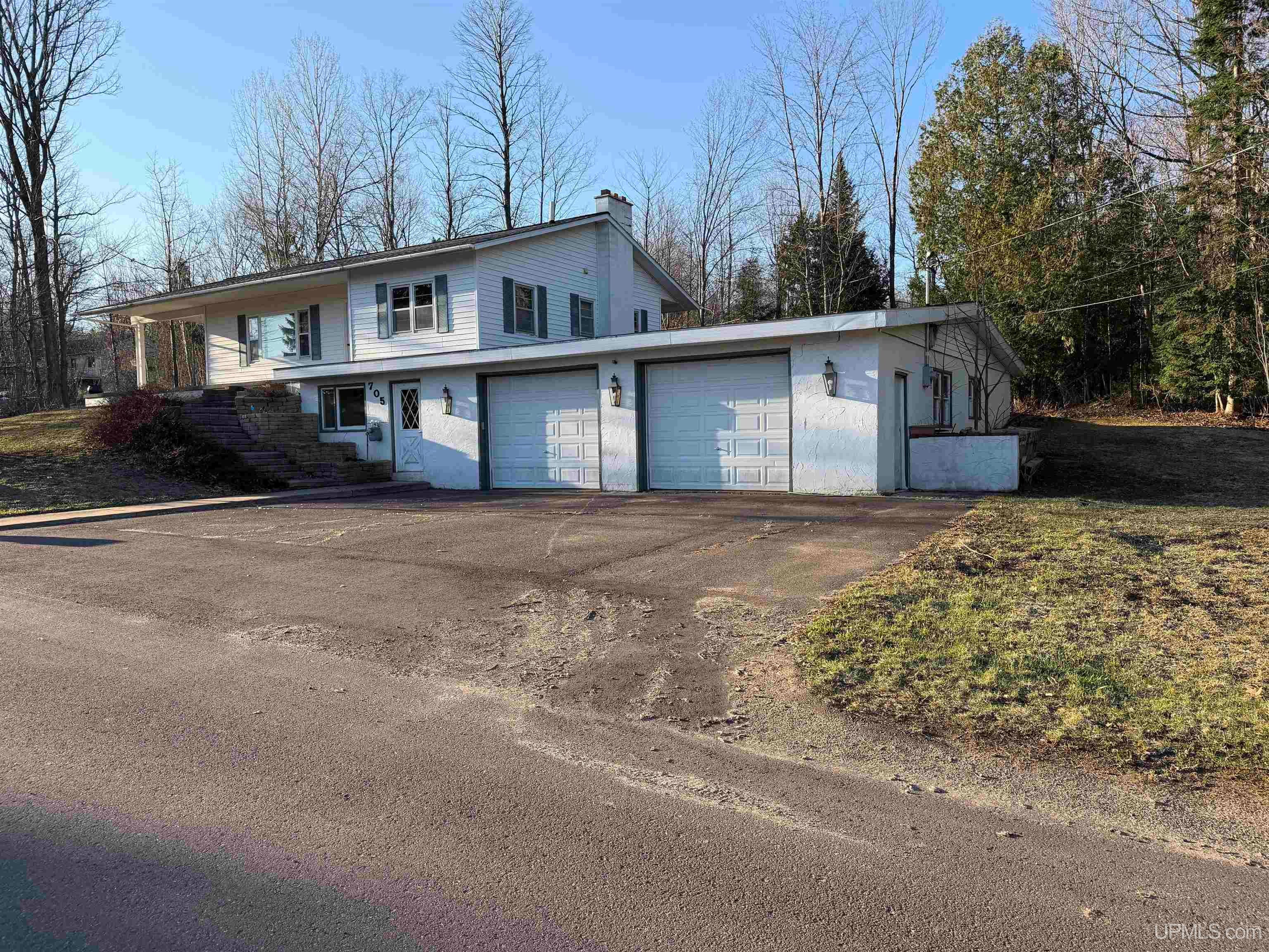 705 W Baraga Avenue — photo
