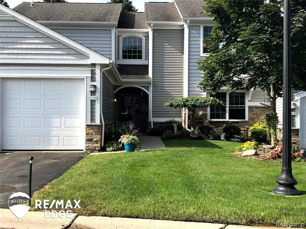 2131 Carriage Hill Circle — photo